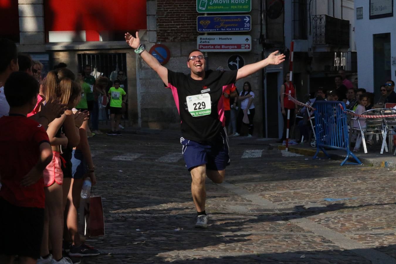 La Plaza de España de Jerez de los Caballeros acogió, ayer, la XXI Carrera Popular y VIII Caminata por la Salud y Solidaridad, organizada por la Concejalía de Juventud y Deportes del Ayuntamiento de Jerez con el apoyo del Programa de Dinamización Deportiva de la Mancomunidad Sierra Suroeste. Esta edición congregó a más de 250 participantes entre todas las categorías y se recaudaron 84 kilos de alimentos y 75 euros destinados a Cruz Roja en Jerez. La citada prueba se consagra, año tras año, como una de las citas deportivas ineludibles y más esperadas por los jerezanos y jerezanas. 