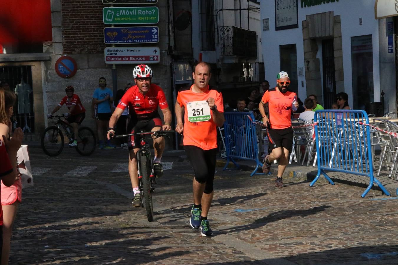 La Plaza de España de Jerez de los Caballeros acogió, ayer, la XXI Carrera Popular y VIII Caminata por la Salud y Solidaridad, organizada por la Concejalía de Juventud y Deportes del Ayuntamiento de Jerez con el apoyo del Programa de Dinamización Deportiva de la Mancomunidad Sierra Suroeste. Esta edición congregó a más de 250 participantes entre todas las categorías y se recaudaron 84 kilos de alimentos y 75 euros destinados a Cruz Roja en Jerez. La citada prueba se consagra, año tras año, como una de las citas deportivas ineludibles y más esperadas por los jerezanos y jerezanas. 