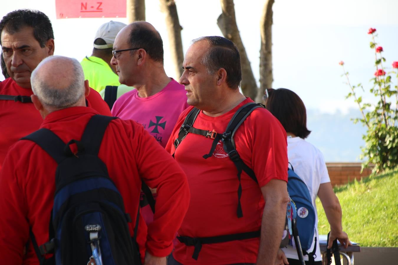 Más de 480 personas han disfrutado, esta mañana, de una nueva edición de la 'Ruta Templaria', organizada por la Asociación Grupo Senderista Jerezano 'Las Chorreras' con el apoyo del Ayuntamiento de Jerez, el Programa de Dinamización Deportiva de la Mancomunidad Sierra Suroeste, 'Euexia Rural' y el patrocinio de diferentes casas comerciales de la localidad. Jerez de los Caballeros y su entorno han vuelto a ser protagonistas de una ruta que, este año, ha contado con un nuevo recorrido entre las cuencas de los arroyos Benferre y Casabayas. La jornada ha comenzado en el Parque de Santa Lucía y ha finalizado en la Plaza de la Alcazaba con una paella y la actuación musical de 'Dale al Play'.