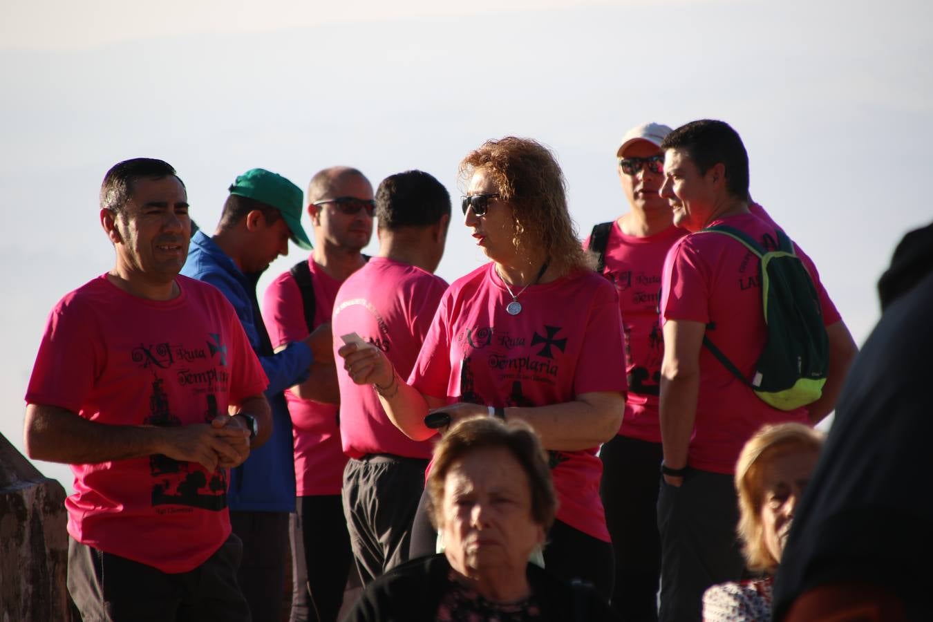 Más de 480 personas han disfrutado, esta mañana, de una nueva edición de la 'Ruta Templaria', organizada por la Asociación Grupo Senderista Jerezano 'Las Chorreras' con el apoyo del Ayuntamiento de Jerez, el Programa de Dinamización Deportiva de la Mancomunidad Sierra Suroeste, 'Euexia Rural' y el patrocinio de diferentes casas comerciales de la localidad. Jerez de los Caballeros y su entorno han vuelto a ser protagonistas de una ruta que, este año, ha contado con un nuevo recorrido entre las cuencas de los arroyos Benferre y Casabayas. La jornada ha comenzado en el Parque de Santa Lucía y ha finalizado en la Plaza de la Alcazaba con una paella y la actuación musical de 'Dale al Play'.