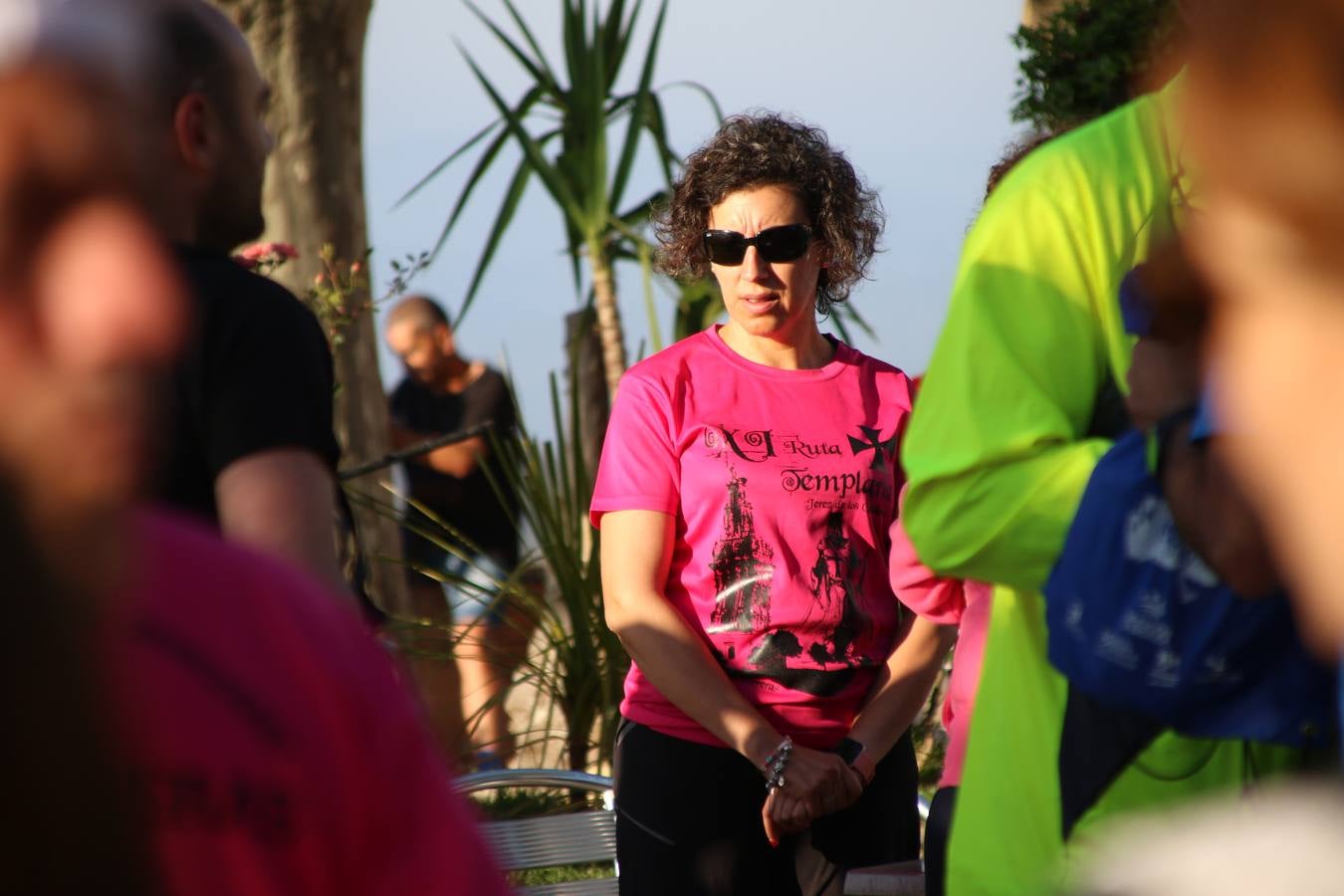 Más de 480 personas han disfrutado, esta mañana, de una nueva edición de la 'Ruta Templaria', organizada por la Asociación Grupo Senderista Jerezano 'Las Chorreras' con el apoyo del Ayuntamiento de Jerez, el Programa de Dinamización Deportiva de la Mancomunidad Sierra Suroeste, 'Euexia Rural' y el patrocinio de diferentes casas comerciales de la localidad. Jerez de los Caballeros y su entorno han vuelto a ser protagonistas de una ruta que, este año, ha contado con un nuevo recorrido entre las cuencas de los arroyos Benferre y Casabayas. La jornada ha comenzado en el Parque de Santa Lucía y ha finalizado en la Plaza de la Alcazaba con una paella y la actuación musical de 'Dale al Play'.