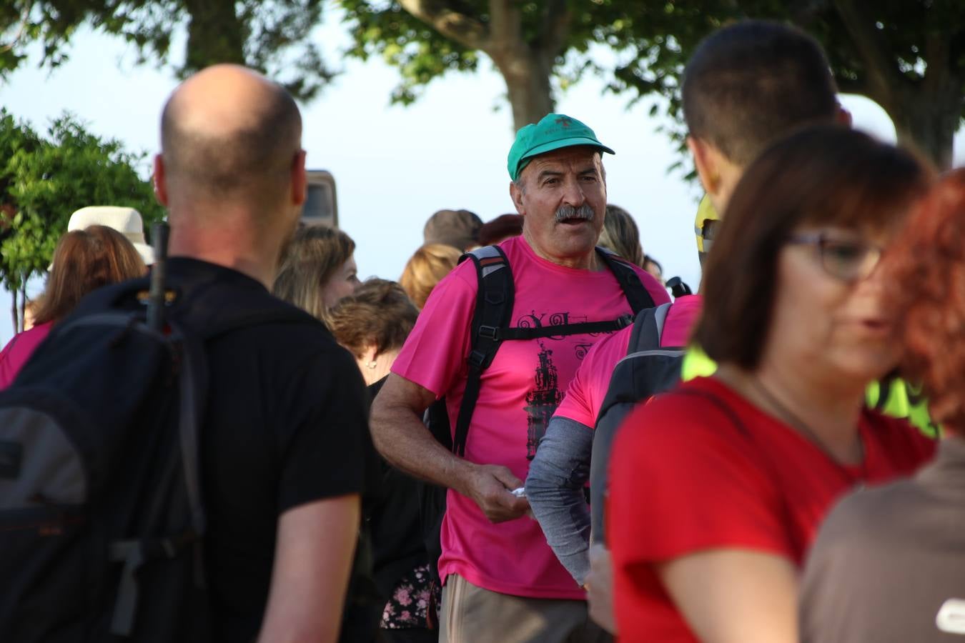 Más de 480 personas han disfrutado, esta mañana, de una nueva edición de la 'Ruta Templaria', organizada por la Asociación Grupo Senderista Jerezano 'Las Chorreras' con el apoyo del Ayuntamiento de Jerez, el Programa de Dinamización Deportiva de la Mancomunidad Sierra Suroeste, 'Euexia Rural' y el patrocinio de diferentes casas comerciales de la localidad. Jerez de los Caballeros y su entorno han vuelto a ser protagonistas de una ruta que, este año, ha contado con un nuevo recorrido entre las cuencas de los arroyos Benferre y Casabayas. La jornada ha comenzado en el Parque de Santa Lucía y ha finalizado en la Plaza de la Alcazaba con una paella y la actuación musical de 'Dale al Play'.