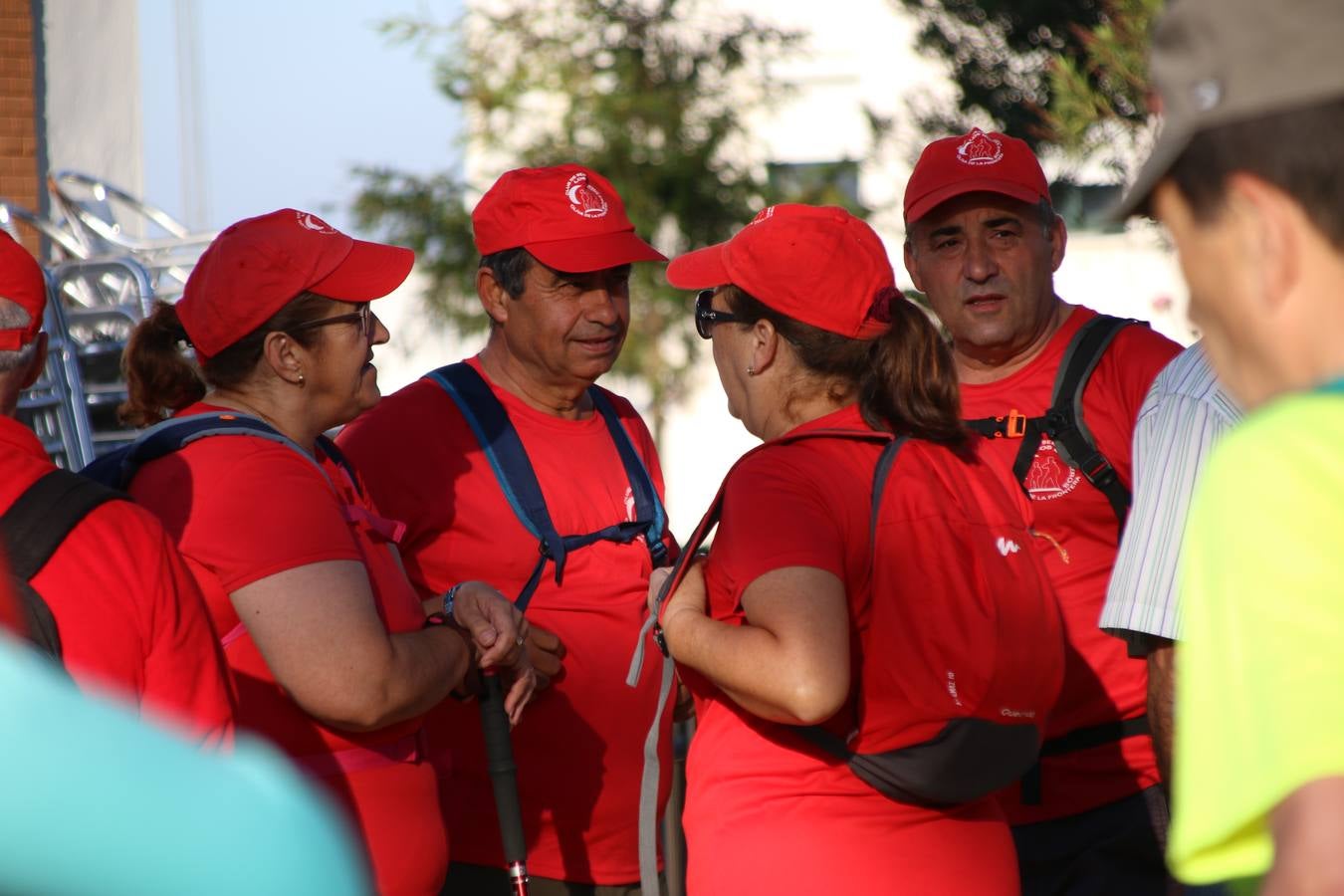 Más de 480 personas han disfrutado, esta mañana, de una nueva edición de la 'Ruta Templaria', organizada por la Asociación Grupo Senderista Jerezano 'Las Chorreras' con el apoyo del Ayuntamiento de Jerez, el Programa de Dinamización Deportiva de la Mancomunidad Sierra Suroeste, 'Euexia Rural' y el patrocinio de diferentes casas comerciales de la localidad. Jerez de los Caballeros y su entorno han vuelto a ser protagonistas de una ruta que, este año, ha contado con un nuevo recorrido entre las cuencas de los arroyos Benferre y Casabayas. La jornada ha comenzado en el Parque de Santa Lucía y ha finalizado en la Plaza de la Alcazaba con una paella y la actuación musical de 'Dale al Play'.