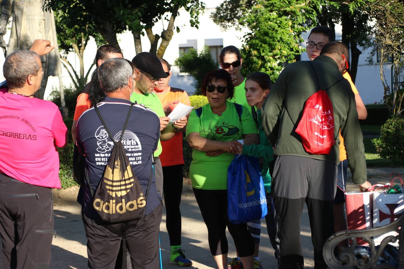 Más de 480 personas han disfrutado, esta mañana, de una nueva edición de la 'Ruta Templaria', organizada por la Asociación Grupo Senderista Jerezano 'Las Chorreras' con el apoyo del Ayuntamiento de Jerez, el Programa de Dinamización Deportiva de la Mancomunidad Sierra Suroeste, 'Euexia Rural' y el patrocinio de diferentes casas comerciales de la localidad. Jerez de los Caballeros y su entorno han vuelto a ser protagonistas de una ruta que, este año, ha contado con un nuevo recorrido entre las cuencas de los arroyos Benferre y Casabayas. La jornada ha comenzado en el Parque de Santa Lucía y ha finalizado en la Plaza de la Alcazaba con una paella y la actuación musical de 'Dale al Play'.