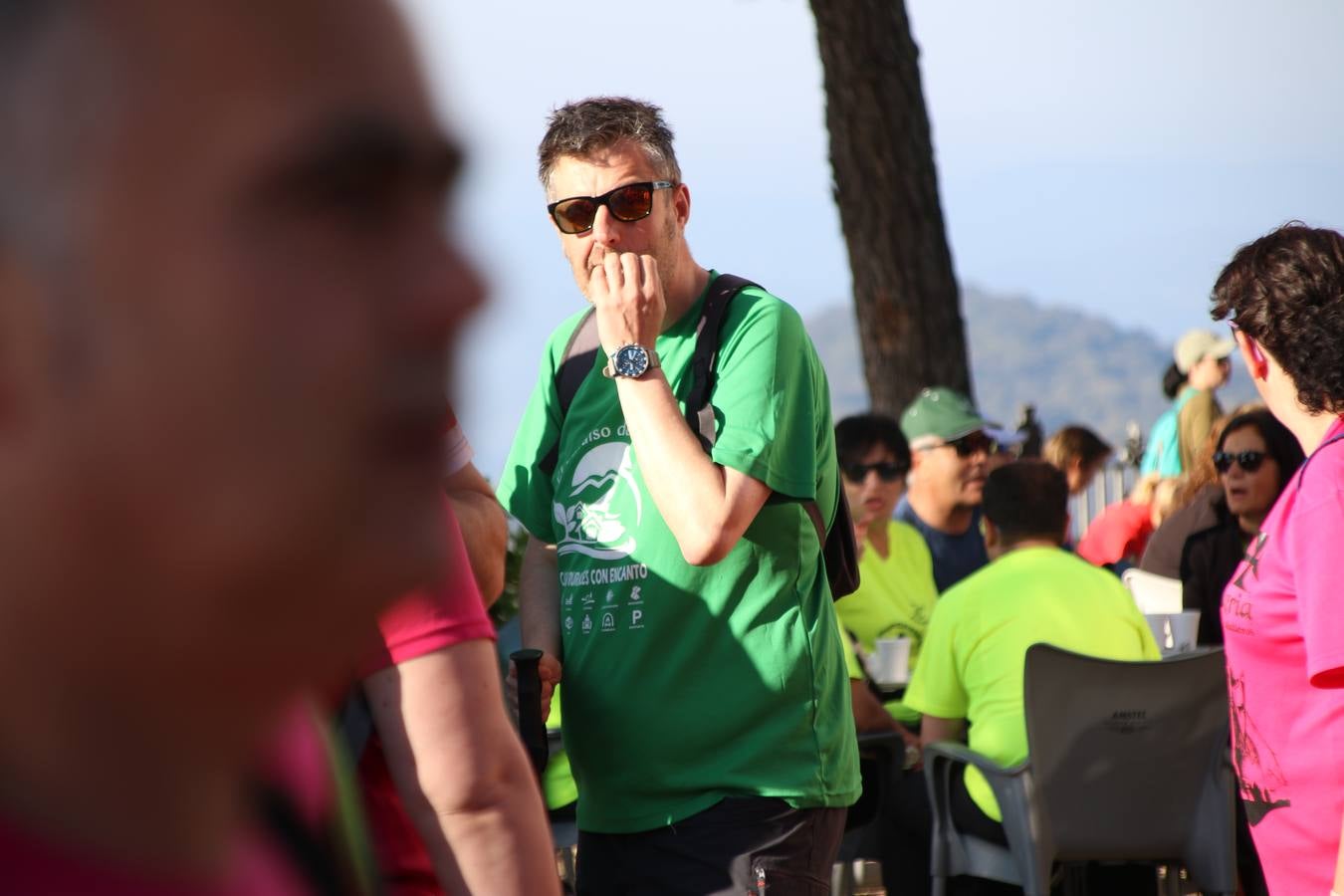 Más de 480 personas han disfrutado, esta mañana, de una nueva edición de la 'Ruta Templaria', organizada por la Asociación Grupo Senderista Jerezano 'Las Chorreras' con el apoyo del Ayuntamiento de Jerez, el Programa de Dinamización Deportiva de la Mancomunidad Sierra Suroeste, 'Euexia Rural' y el patrocinio de diferentes casas comerciales de la localidad. Jerez de los Caballeros y su entorno han vuelto a ser protagonistas de una ruta que, este año, ha contado con un nuevo recorrido entre las cuencas de los arroyos Benferre y Casabayas. La jornada ha comenzado en el Parque de Santa Lucía y ha finalizado en la Plaza de la Alcazaba con una paella y la actuación musical de 'Dale al Play'.