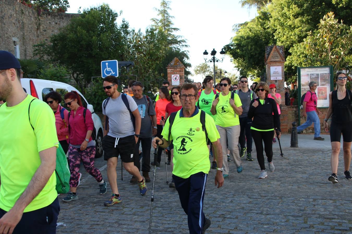 Más de 480 personas han disfrutado, esta mañana, de una nueva edición de la 'Ruta Templaria', organizada por la Asociación Grupo Senderista Jerezano 'Las Chorreras' con el apoyo del Ayuntamiento de Jerez, el Programa de Dinamización Deportiva de la Mancomunidad Sierra Suroeste, 'Euexia Rural' y el patrocinio de diferentes casas comerciales de la localidad. Jerez de los Caballeros y su entorno han vuelto a ser protagonistas de una ruta que, este año, ha contado con un nuevo recorrido entre las cuencas de los arroyos Benferre y Casabayas. La jornada ha comenzado en el Parque de Santa Lucía y ha finalizado en la Plaza de la Alcazaba con una paella y la actuación musical de 'Dale al Play'.