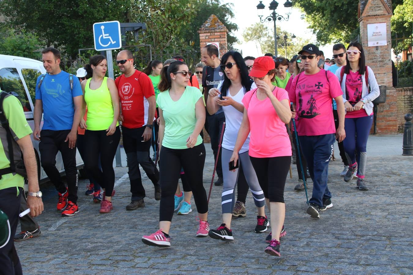 Más de 480 personas han disfrutado, esta mañana, de una nueva edición de la 'Ruta Templaria', organizada por la Asociación Grupo Senderista Jerezano 'Las Chorreras' con el apoyo del Ayuntamiento de Jerez, el Programa de Dinamización Deportiva de la Mancomunidad Sierra Suroeste, 'Euexia Rural' y el patrocinio de diferentes casas comerciales de la localidad. Jerez de los Caballeros y su entorno han vuelto a ser protagonistas de una ruta que, este año, ha contado con un nuevo recorrido entre las cuencas de los arroyos Benferre y Casabayas. La jornada ha comenzado en el Parque de Santa Lucía y ha finalizado en la Plaza de la Alcazaba con una paella y la actuación musical de 'Dale al Play'.