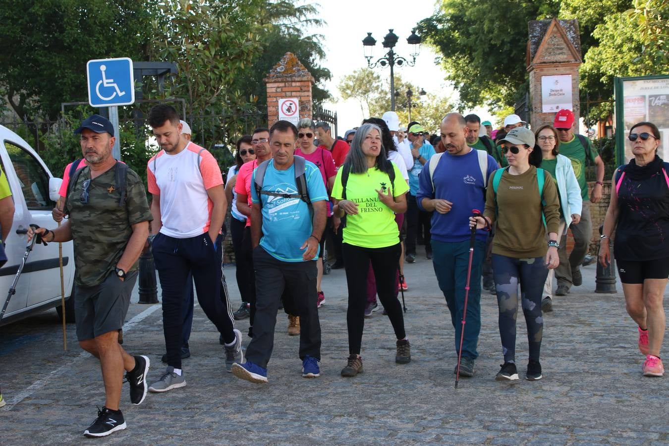 Más de 480 personas han disfrutado, esta mañana, de una nueva edición de la 'Ruta Templaria', organizada por la Asociación Grupo Senderista Jerezano 'Las Chorreras' con el apoyo del Ayuntamiento de Jerez, el Programa de Dinamización Deportiva de la Mancomunidad Sierra Suroeste, 'Euexia Rural' y el patrocinio de diferentes casas comerciales de la localidad. Jerez de los Caballeros y su entorno han vuelto a ser protagonistas de una ruta que, este año, ha contado con un nuevo recorrido entre las cuencas de los arroyos Benferre y Casabayas. La jornada ha comenzado en el Parque de Santa Lucía y ha finalizado en la Plaza de la Alcazaba con una paella y la actuación musical de 'Dale al Play'.