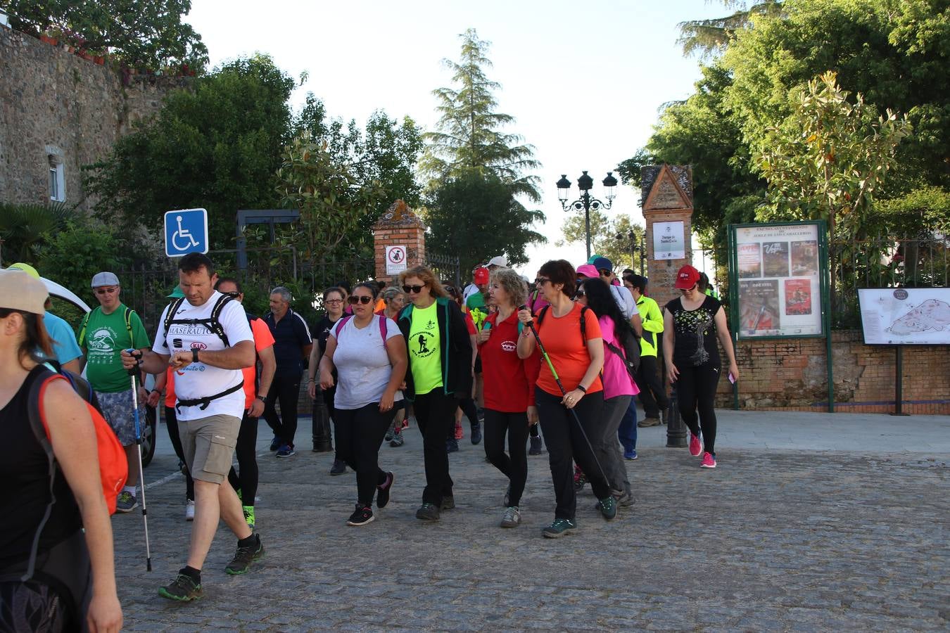 Más de 480 personas han disfrutado, esta mañana, de una nueva edición de la 'Ruta Templaria', organizada por la Asociación Grupo Senderista Jerezano 'Las Chorreras' con el apoyo del Ayuntamiento de Jerez, el Programa de Dinamización Deportiva de la Mancomunidad Sierra Suroeste, 'Euexia Rural' y el patrocinio de diferentes casas comerciales de la localidad. Jerez de los Caballeros y su entorno han vuelto a ser protagonistas de una ruta que, este año, ha contado con un nuevo recorrido entre las cuencas de los arroyos Benferre y Casabayas. La jornada ha comenzado en el Parque de Santa Lucía y ha finalizado en la Plaza de la Alcazaba con una paella y la actuación musical de 'Dale al Play'.