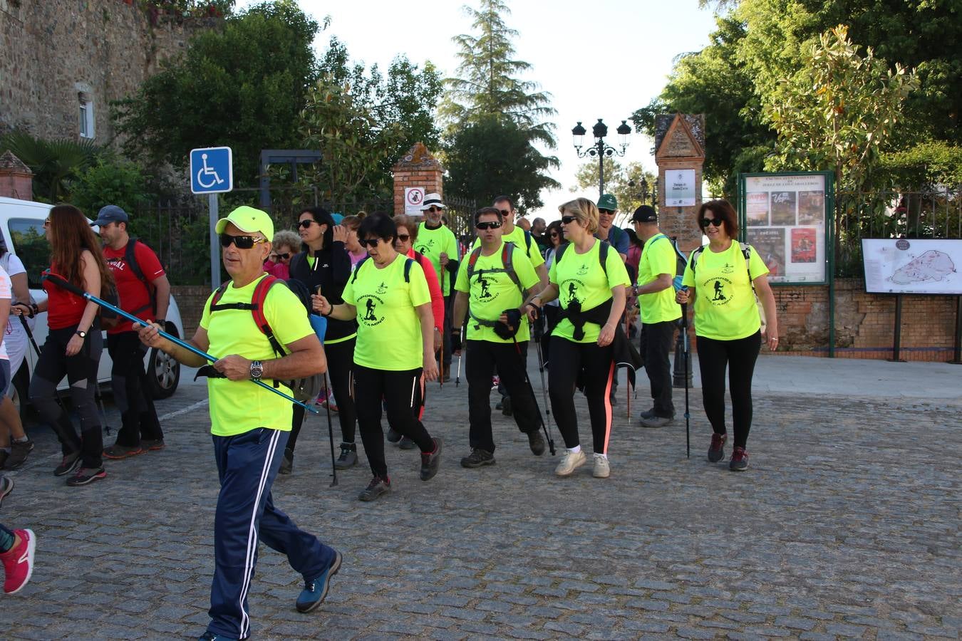 Más de 480 personas han disfrutado, esta mañana, de una nueva edición de la 'Ruta Templaria', organizada por la Asociación Grupo Senderista Jerezano 'Las Chorreras' con el apoyo del Ayuntamiento de Jerez, el Programa de Dinamización Deportiva de la Mancomunidad Sierra Suroeste, 'Euexia Rural' y el patrocinio de diferentes casas comerciales de la localidad. Jerez de los Caballeros y su entorno han vuelto a ser protagonistas de una ruta que, este año, ha contado con un nuevo recorrido entre las cuencas de los arroyos Benferre y Casabayas. La jornada ha comenzado en el Parque de Santa Lucía y ha finalizado en la Plaza de la Alcazaba con una paella y la actuación musical de 'Dale al Play'.