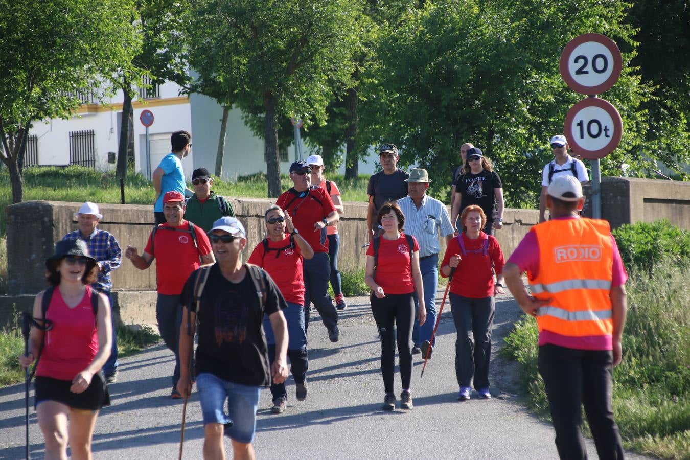 Más de 480 personas han disfrutado, esta mañana, de una nueva edición de la 'Ruta Templaria', organizada por la Asociación Grupo Senderista Jerezano 'Las Chorreras' con el apoyo del Ayuntamiento de Jerez, el Programa de Dinamización Deportiva de la Mancomunidad Sierra Suroeste, 'Euexia Rural' y el patrocinio de diferentes casas comerciales de la localidad. Jerez de los Caballeros y su entorno han vuelto a ser protagonistas de una ruta que, este año, ha contado con un nuevo recorrido entre las cuencas de los arroyos Benferre y Casabayas. La jornada ha comenzado en el Parque de Santa Lucía y ha finalizado en la Plaza de la Alcazaba con una paella y la actuación musical de 'Dale al Play'.