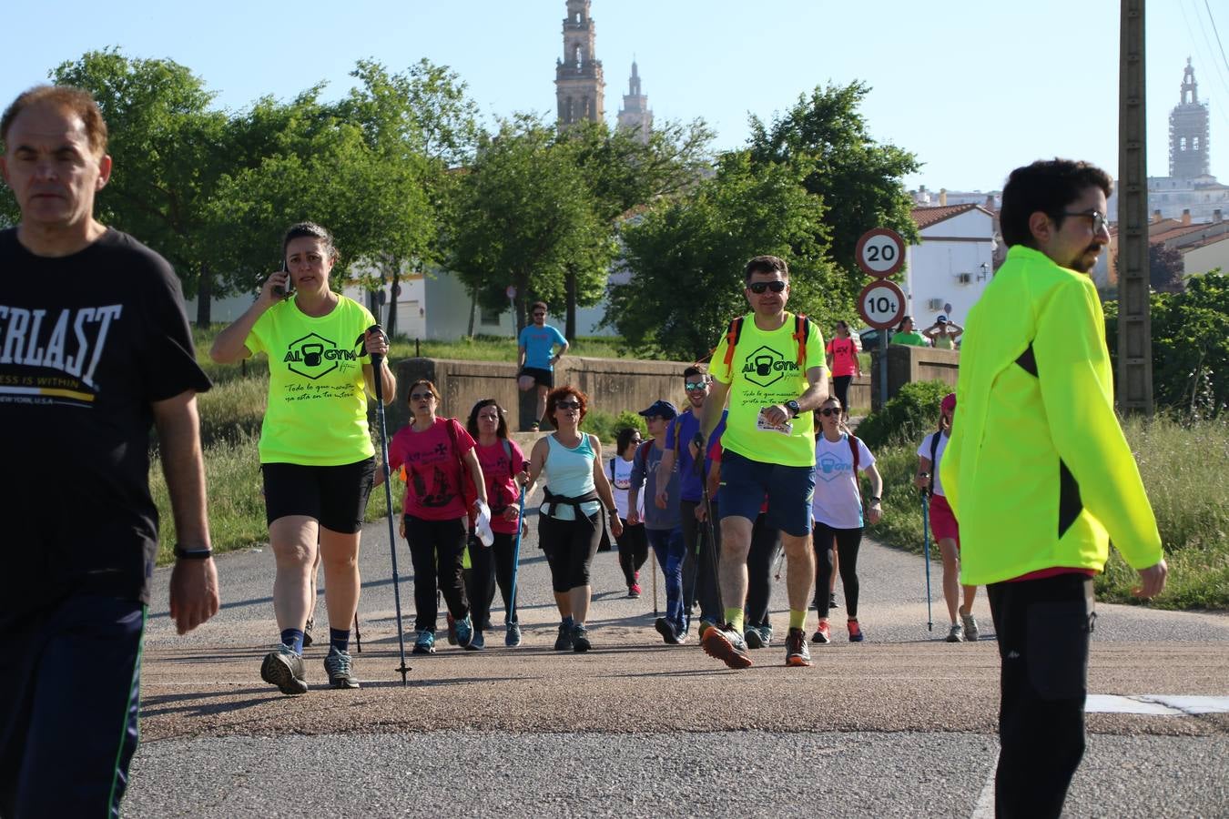 Más de 480 personas han disfrutado, esta mañana, de una nueva edición de la 'Ruta Templaria', organizada por la Asociación Grupo Senderista Jerezano 'Las Chorreras' con el apoyo del Ayuntamiento de Jerez, el Programa de Dinamización Deportiva de la Mancomunidad Sierra Suroeste, 'Euexia Rural' y el patrocinio de diferentes casas comerciales de la localidad. Jerez de los Caballeros y su entorno han vuelto a ser protagonistas de una ruta que, este año, ha contado con un nuevo recorrido entre las cuencas de los arroyos Benferre y Casabayas. La jornada ha comenzado en el Parque de Santa Lucía y ha finalizado en la Plaza de la Alcazaba con una paella y la actuación musical de 'Dale al Play'.