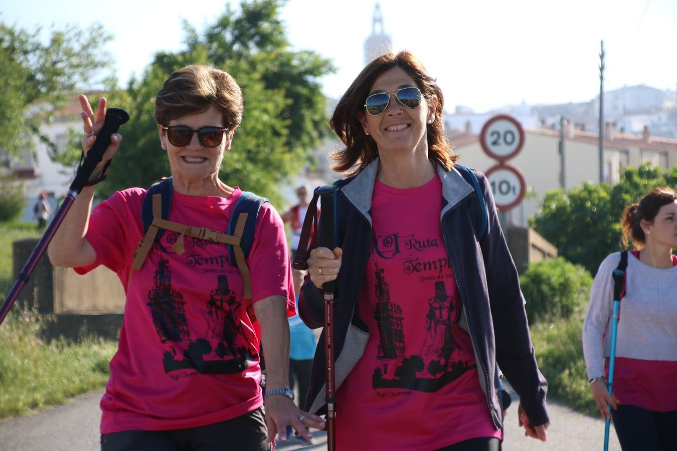 Más de 480 personas han disfrutado, esta mañana, de una nueva edición de la 'Ruta Templaria', organizada por la Asociación Grupo Senderista Jerezano 'Las Chorreras' con el apoyo del Ayuntamiento de Jerez, el Programa de Dinamización Deportiva de la Mancomunidad Sierra Suroeste, 'Euexia Rural' y el patrocinio de diferentes casas comerciales de la localidad. Jerez de los Caballeros y su entorno han vuelto a ser protagonistas de una ruta que, este año, ha contado con un nuevo recorrido entre las cuencas de los arroyos Benferre y Casabayas. La jornada ha comenzado en el Parque de Santa Lucía y ha finalizado en la Plaza de la Alcazaba con una paella y la actuación musical de 'Dale al Play'.