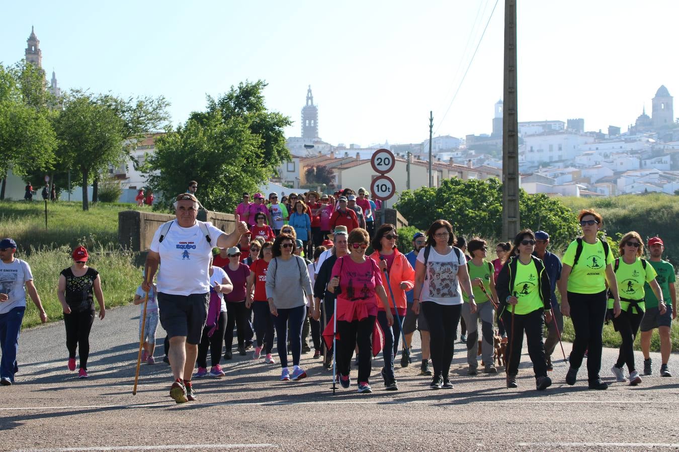 Más de 480 personas han disfrutado, esta mañana, de una nueva edición de la 'Ruta Templaria', organizada por la Asociación Grupo Senderista Jerezano 'Las Chorreras' con el apoyo del Ayuntamiento de Jerez, el Programa de Dinamización Deportiva de la Mancomunidad Sierra Suroeste, 'Euexia Rural' y el patrocinio de diferentes casas comerciales de la localidad. Jerez de los Caballeros y su entorno han vuelto a ser protagonistas de una ruta que, este año, ha contado con un nuevo recorrido entre las cuencas de los arroyos Benferre y Casabayas. La jornada ha comenzado en el Parque de Santa Lucía y ha finalizado en la Plaza de la Alcazaba con una paella y la actuación musical de 'Dale al Play'.
