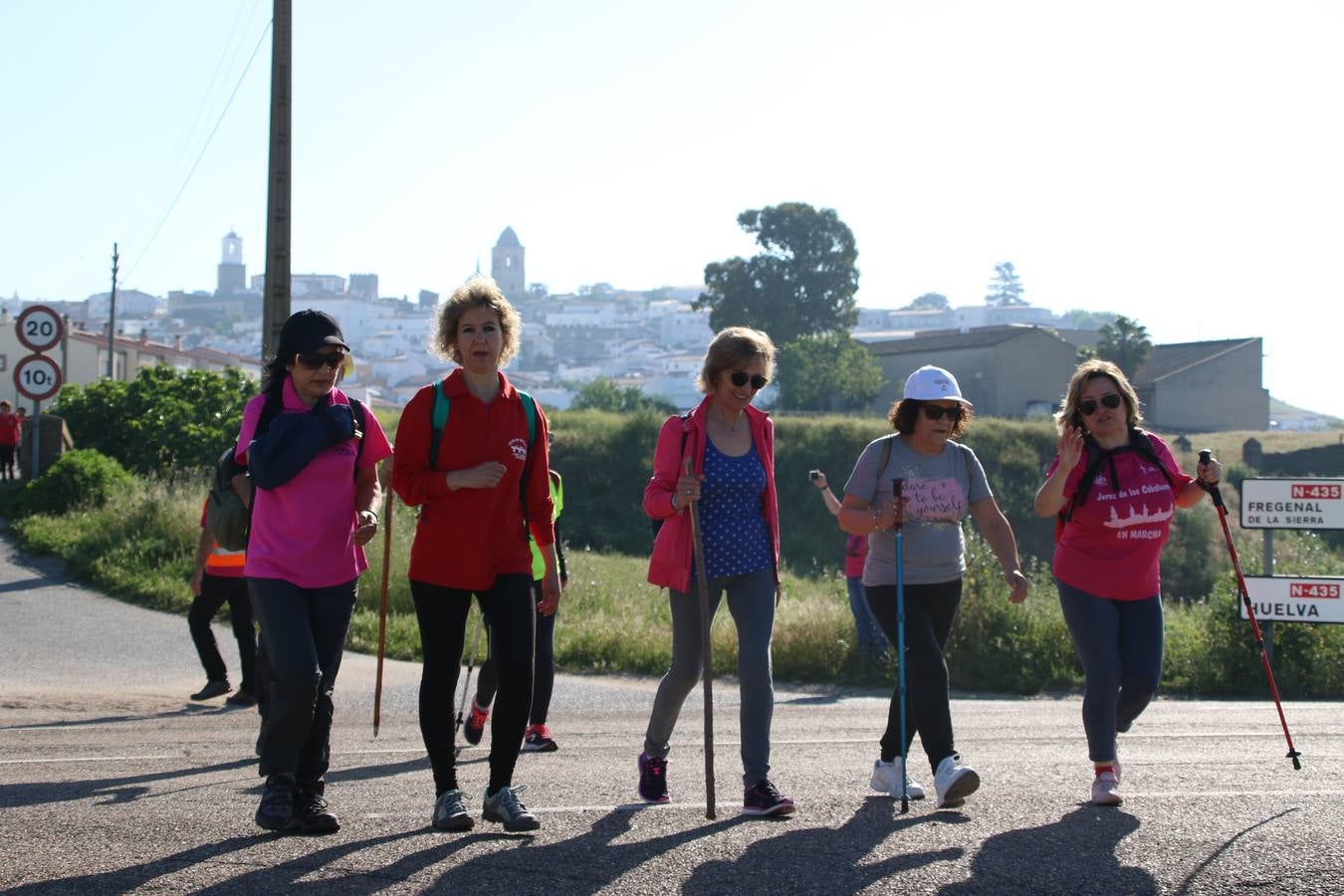 Más de 480 personas han disfrutado, esta mañana, de una nueva edición de la 'Ruta Templaria', organizada por la Asociación Grupo Senderista Jerezano 'Las Chorreras' con el apoyo del Ayuntamiento de Jerez, el Programa de Dinamización Deportiva de la Mancomunidad Sierra Suroeste, 'Euexia Rural' y el patrocinio de diferentes casas comerciales de la localidad. Jerez de los Caballeros y su entorno han vuelto a ser protagonistas de una ruta que, este año, ha contado con un nuevo recorrido entre las cuencas de los arroyos Benferre y Casabayas. La jornada ha comenzado en el Parque de Santa Lucía y ha finalizado en la Plaza de la Alcazaba con una paella y la actuación musical de 'Dale al Play'.