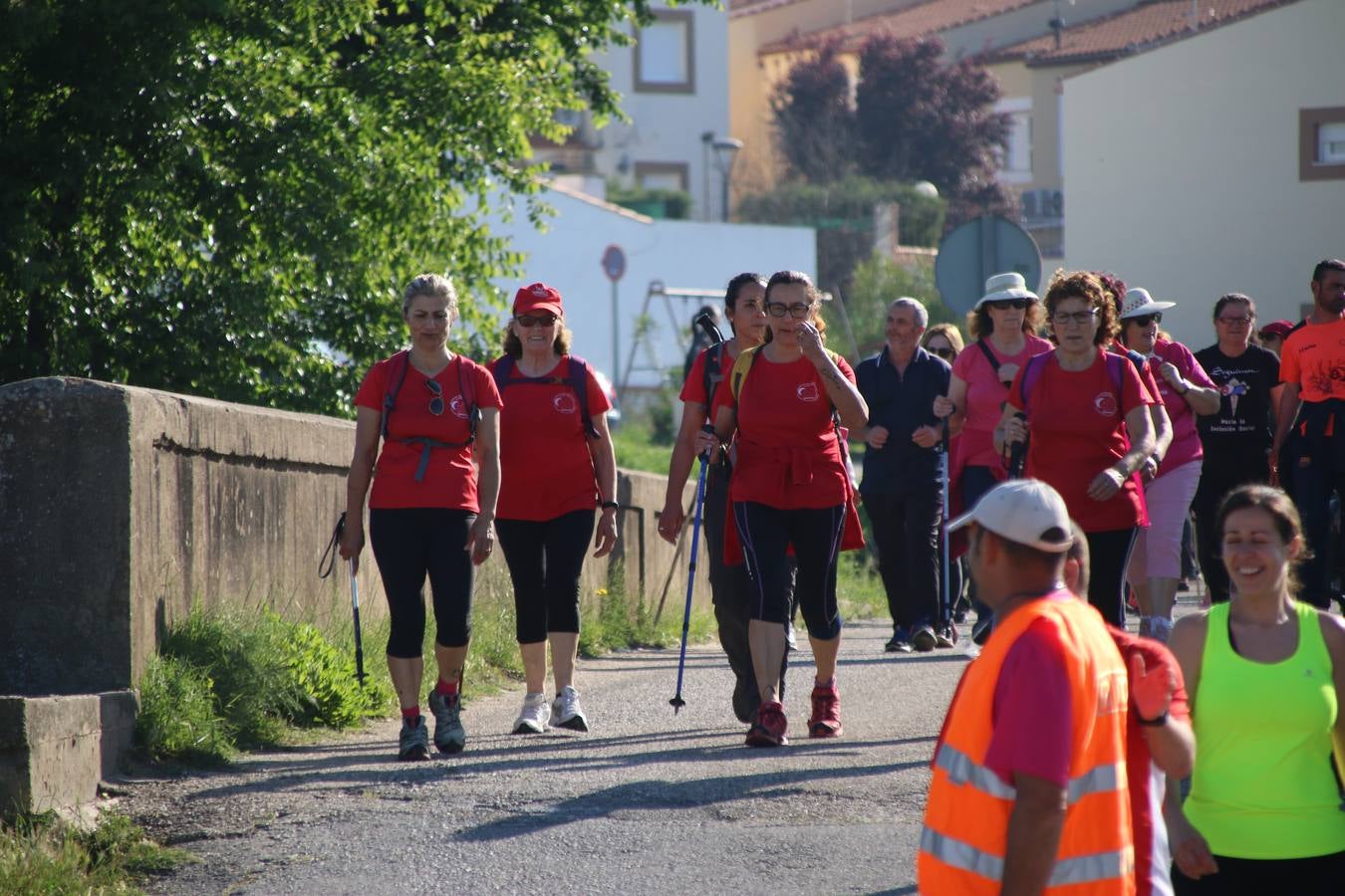 Más de 480 personas han disfrutado, esta mañana, de una nueva edición de la 'Ruta Templaria', organizada por la Asociación Grupo Senderista Jerezano 'Las Chorreras' con el apoyo del Ayuntamiento de Jerez, el Programa de Dinamización Deportiva de la Mancomunidad Sierra Suroeste, 'Euexia Rural' y el patrocinio de diferentes casas comerciales de la localidad. Jerez de los Caballeros y su entorno han vuelto a ser protagonistas de una ruta que, este año, ha contado con un nuevo recorrido entre las cuencas de los arroyos Benferre y Casabayas. La jornada ha comenzado en el Parque de Santa Lucía y ha finalizado en la Plaza de la Alcazaba con una paella y la actuación musical de 'Dale al Play'.