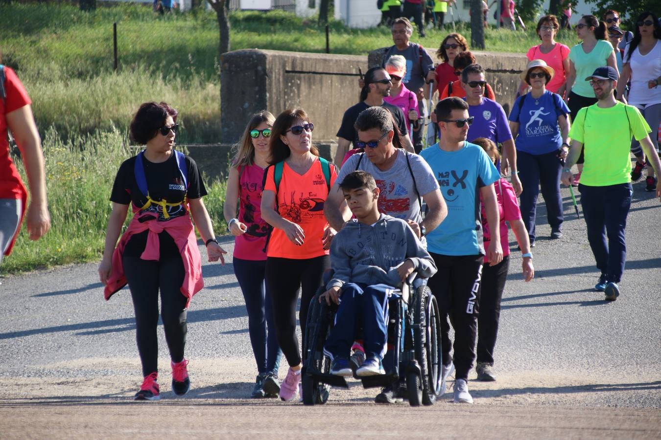 Más de 480 personas han disfrutado, esta mañana, de una nueva edición de la 'Ruta Templaria', organizada por la Asociación Grupo Senderista Jerezano 'Las Chorreras' con el apoyo del Ayuntamiento de Jerez, el Programa de Dinamización Deportiva de la Mancomunidad Sierra Suroeste, 'Euexia Rural' y el patrocinio de diferentes casas comerciales de la localidad. Jerez de los Caballeros y su entorno han vuelto a ser protagonistas de una ruta que, este año, ha contado con un nuevo recorrido entre las cuencas de los arroyos Benferre y Casabayas. La jornada ha comenzado en el Parque de Santa Lucía y ha finalizado en la Plaza de la Alcazaba con una paella y la actuación musical de 'Dale al Play'.