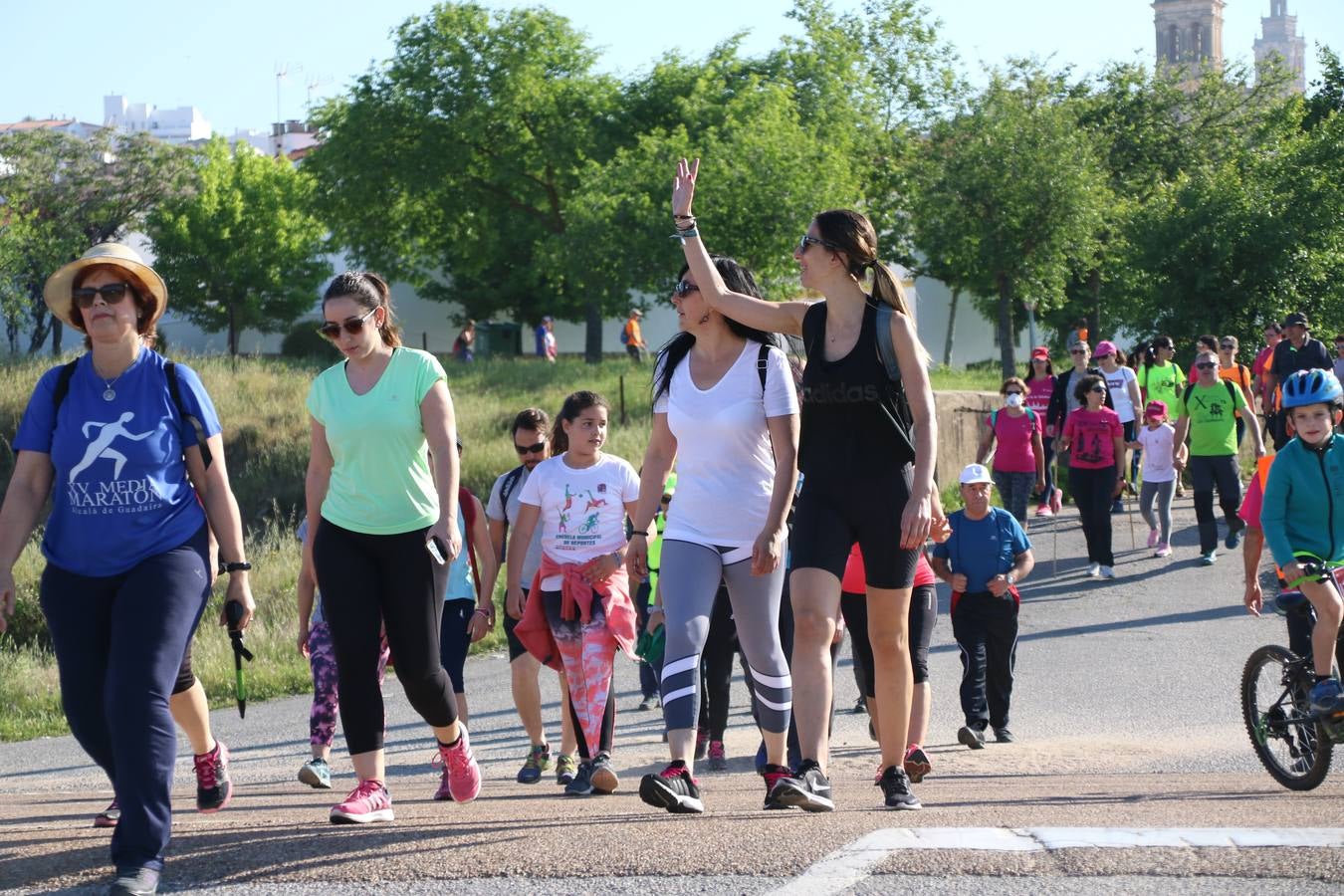 Más de 480 personas han disfrutado, esta mañana, de una nueva edición de la 'Ruta Templaria', organizada por la Asociación Grupo Senderista Jerezano 'Las Chorreras' con el apoyo del Ayuntamiento de Jerez, el Programa de Dinamización Deportiva de la Mancomunidad Sierra Suroeste, 'Euexia Rural' y el patrocinio de diferentes casas comerciales de la localidad. Jerez de los Caballeros y su entorno han vuelto a ser protagonistas de una ruta que, este año, ha contado con un nuevo recorrido entre las cuencas de los arroyos Benferre y Casabayas. La jornada ha comenzado en el Parque de Santa Lucía y ha finalizado en la Plaza de la Alcazaba con una paella y la actuación musical de 'Dale al Play'.
