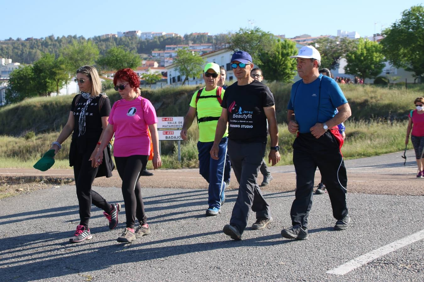 Más de 480 personas han disfrutado, esta mañana, de una nueva edición de la 'Ruta Templaria', organizada por la Asociación Grupo Senderista Jerezano 'Las Chorreras' con el apoyo del Ayuntamiento de Jerez, el Programa de Dinamización Deportiva de la Mancomunidad Sierra Suroeste, 'Euexia Rural' y el patrocinio de diferentes casas comerciales de la localidad. Jerez de los Caballeros y su entorno han vuelto a ser protagonistas de una ruta que, este año, ha contado con un nuevo recorrido entre las cuencas de los arroyos Benferre y Casabayas. La jornada ha comenzado en el Parque de Santa Lucía y ha finalizado en la Plaza de la Alcazaba con una paella y la actuación musical de 'Dale al Play'.