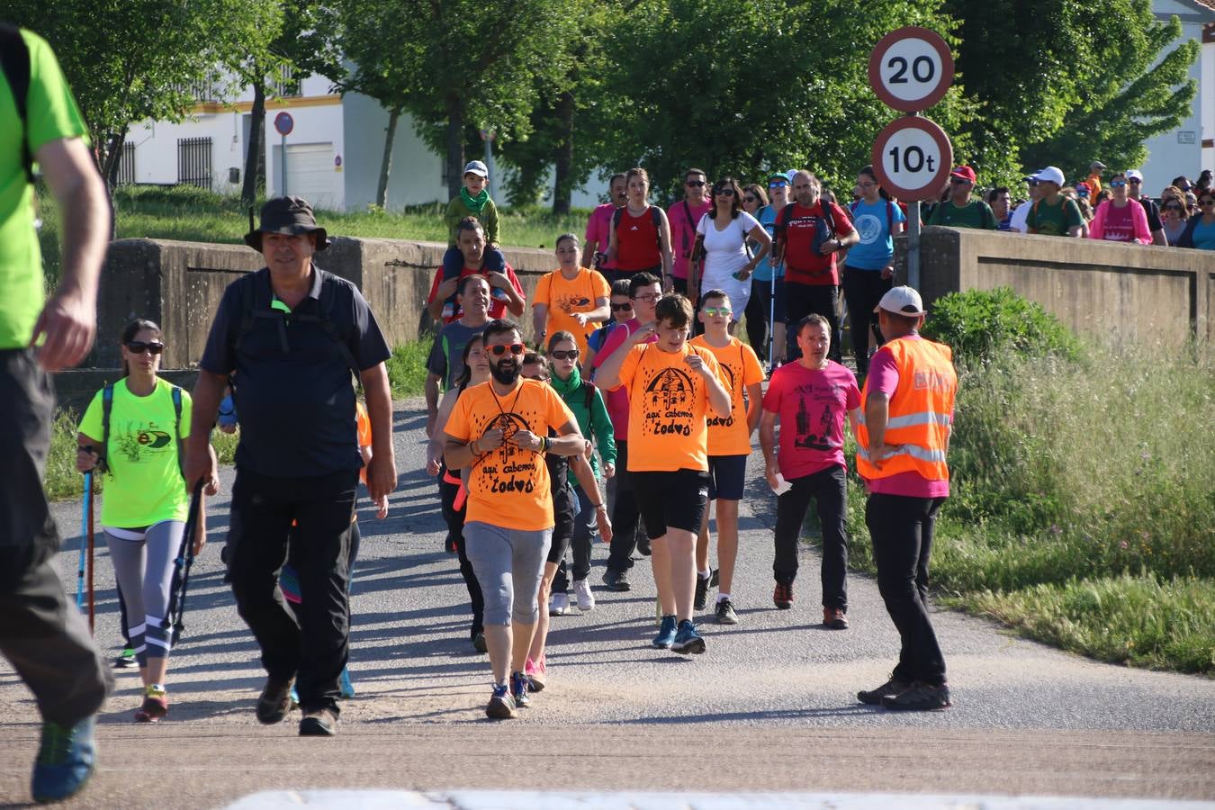 Más de 480 personas han disfrutado, esta mañana, de una nueva edición de la 'Ruta Templaria', organizada por la Asociación Grupo Senderista Jerezano 'Las Chorreras' con el apoyo del Ayuntamiento de Jerez, el Programa de Dinamización Deportiva de la Mancomunidad Sierra Suroeste, 'Euexia Rural' y el patrocinio de diferentes casas comerciales de la localidad. Jerez de los Caballeros y su entorno han vuelto a ser protagonistas de una ruta que, este año, ha contado con un nuevo recorrido entre las cuencas de los arroyos Benferre y Casabayas. La jornada ha comenzado en el Parque de Santa Lucía y ha finalizado en la Plaza de la Alcazaba con una paella y la actuación musical de 'Dale al Play'.
