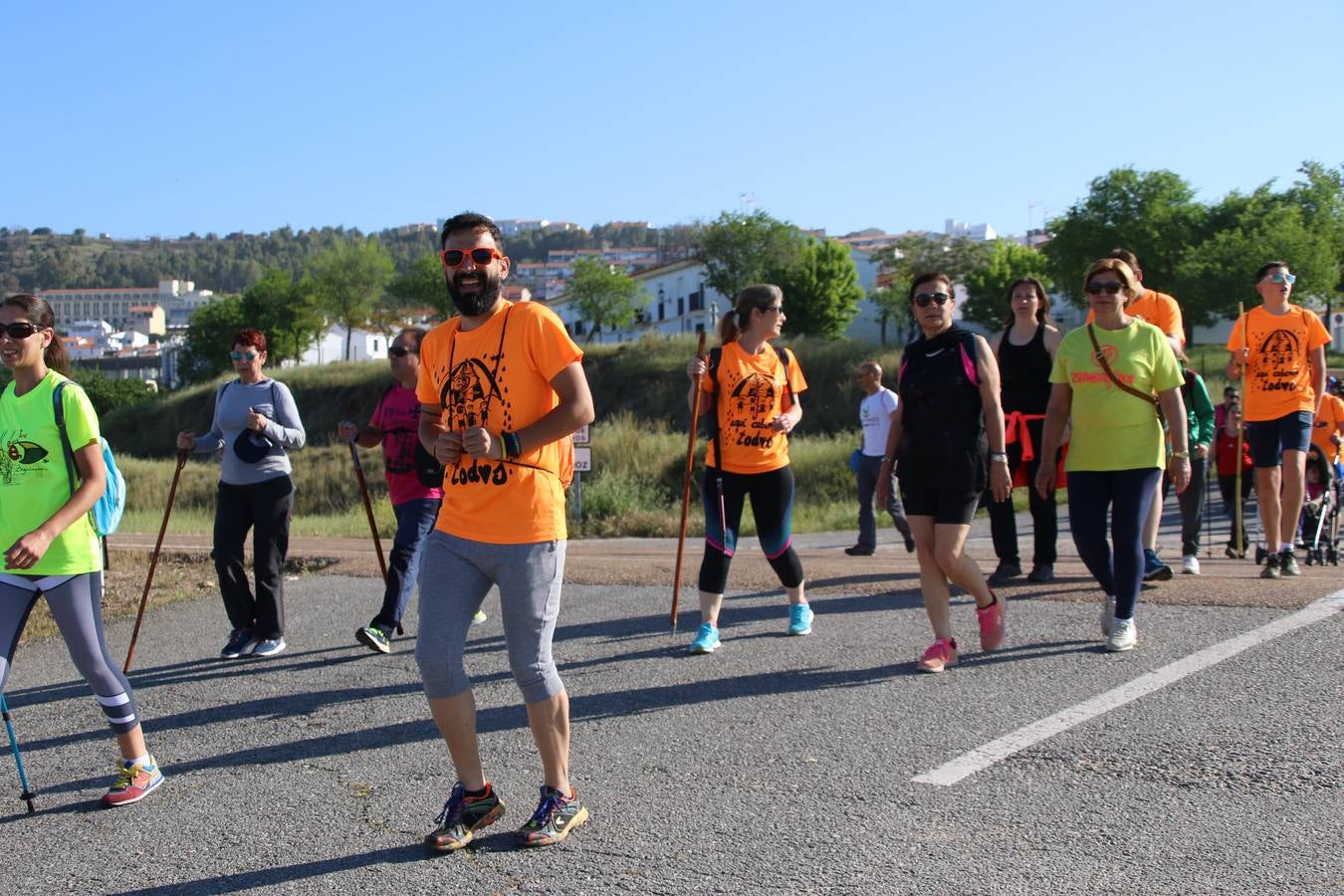 Más de 480 personas han disfrutado, esta mañana, de una nueva edición de la 'Ruta Templaria', organizada por la Asociación Grupo Senderista Jerezano 'Las Chorreras' con el apoyo del Ayuntamiento de Jerez, el Programa de Dinamización Deportiva de la Mancomunidad Sierra Suroeste, 'Euexia Rural' y el patrocinio de diferentes casas comerciales de la localidad. Jerez de los Caballeros y su entorno han vuelto a ser protagonistas de una ruta que, este año, ha contado con un nuevo recorrido entre las cuencas de los arroyos Benferre y Casabayas. La jornada ha comenzado en el Parque de Santa Lucía y ha finalizado en la Plaza de la Alcazaba con una paella y la actuación musical de 'Dale al Play'.