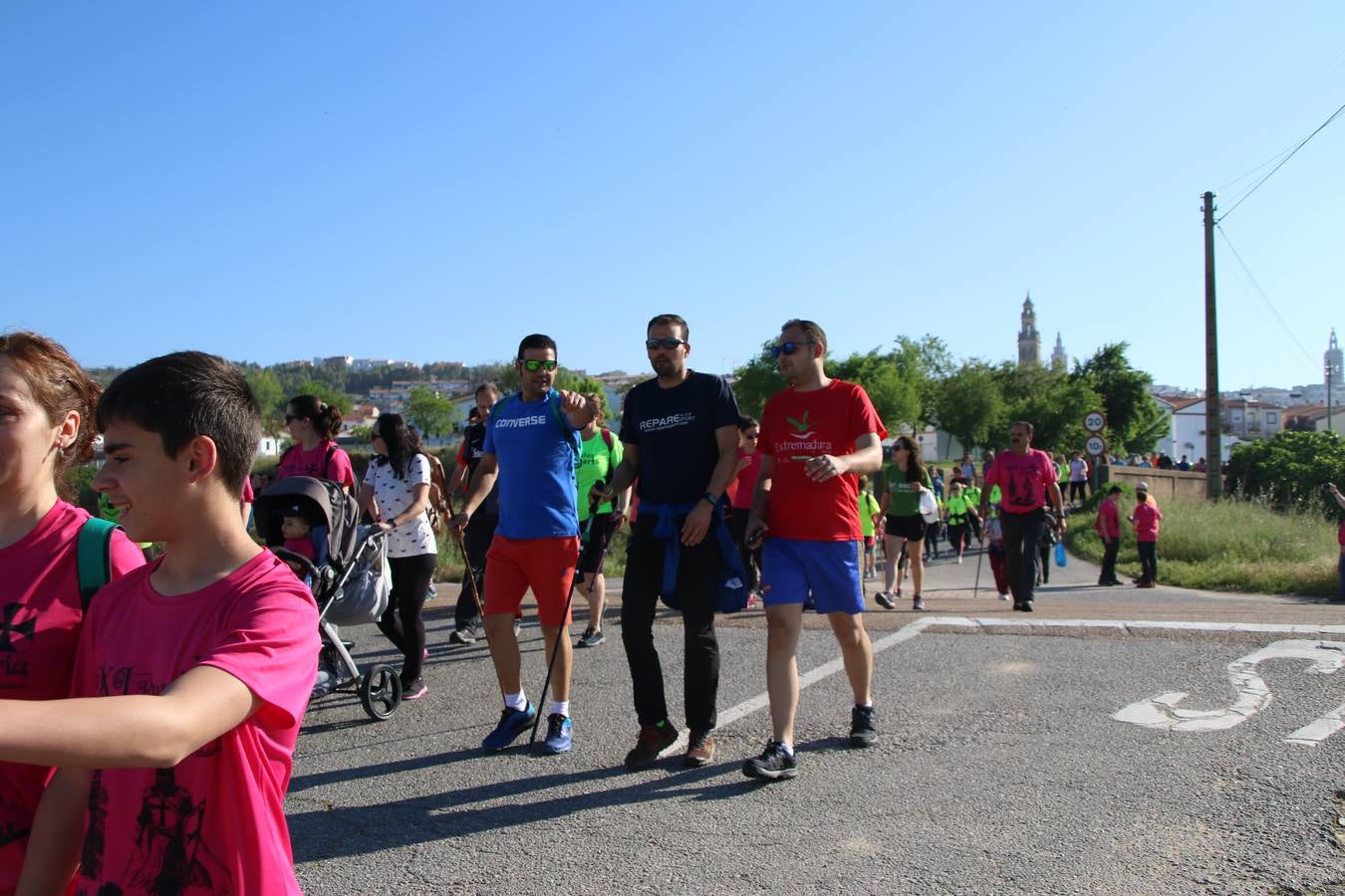 Más de 480 personas han disfrutado, esta mañana, de una nueva edición de la 'Ruta Templaria', organizada por la Asociación Grupo Senderista Jerezano 'Las Chorreras' con el apoyo del Ayuntamiento de Jerez, el Programa de Dinamización Deportiva de la Mancomunidad Sierra Suroeste, 'Euexia Rural' y el patrocinio de diferentes casas comerciales de la localidad. Jerez de los Caballeros y su entorno han vuelto a ser protagonistas de una ruta que, este año, ha contado con un nuevo recorrido entre las cuencas de los arroyos Benferre y Casabayas. La jornada ha comenzado en el Parque de Santa Lucía y ha finalizado en la Plaza de la Alcazaba con una paella y la actuación musical de 'Dale al Play'.