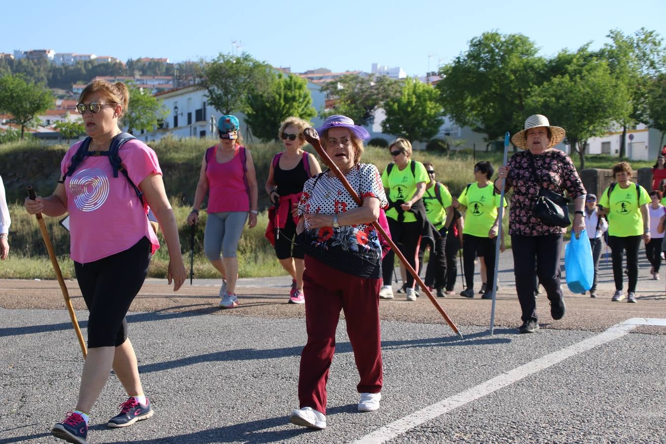 Más de 480 personas han disfrutado, esta mañana, de una nueva edición de la 'Ruta Templaria', organizada por la Asociación Grupo Senderista Jerezano 'Las Chorreras' con el apoyo del Ayuntamiento de Jerez, el Programa de Dinamización Deportiva de la Mancomunidad Sierra Suroeste, 'Euexia Rural' y el patrocinio de diferentes casas comerciales de la localidad. Jerez de los Caballeros y su entorno han vuelto a ser protagonistas de una ruta que, este año, ha contado con un nuevo recorrido entre las cuencas de los arroyos Benferre y Casabayas. La jornada ha comenzado en el Parque de Santa Lucía y ha finalizado en la Plaza de la Alcazaba con una paella y la actuación musical de 'Dale al Play'.