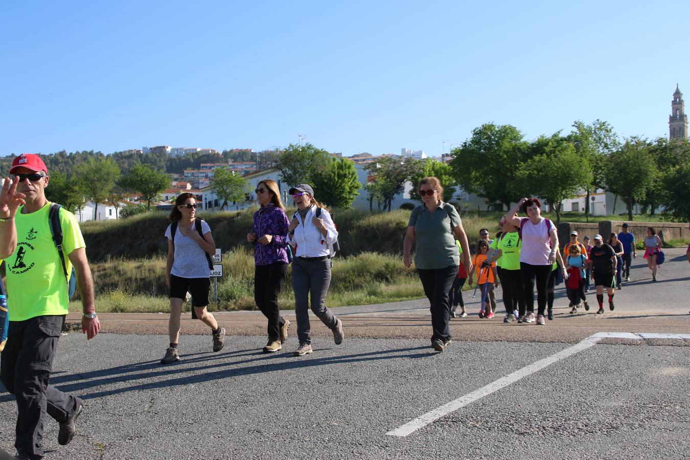 Más de 480 personas han disfrutado, esta mañana, de una nueva edición de la 'Ruta Templaria', organizada por la Asociación Grupo Senderista Jerezano 'Las Chorreras' con el apoyo del Ayuntamiento de Jerez, el Programa de Dinamización Deportiva de la Mancomunidad Sierra Suroeste, 'Euexia Rural' y el patrocinio de diferentes casas comerciales de la localidad. Jerez de los Caballeros y su entorno han vuelto a ser protagonistas de una ruta que, este año, ha contado con un nuevo recorrido entre las cuencas de los arroyos Benferre y Casabayas. La jornada ha comenzado en el Parque de Santa Lucía y ha finalizado en la Plaza de la Alcazaba con una paella y la actuación musical de 'Dale al Play'.