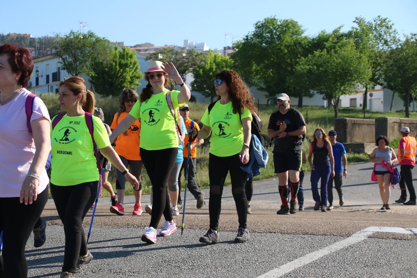 Más de 480 personas han disfrutado, esta mañana, de una nueva edición de la 'Ruta Templaria', organizada por la Asociación Grupo Senderista Jerezano 'Las Chorreras' con el apoyo del Ayuntamiento de Jerez, el Programa de Dinamización Deportiva de la Mancomunidad Sierra Suroeste, 'Euexia Rural' y el patrocinio de diferentes casas comerciales de la localidad. Jerez de los Caballeros y su entorno han vuelto a ser protagonistas de una ruta que, este año, ha contado con un nuevo recorrido entre las cuencas de los arroyos Benferre y Casabayas. La jornada ha comenzado en el Parque de Santa Lucía y ha finalizado en la Plaza de la Alcazaba con una paella y la actuación musical de 'Dale al Play'.