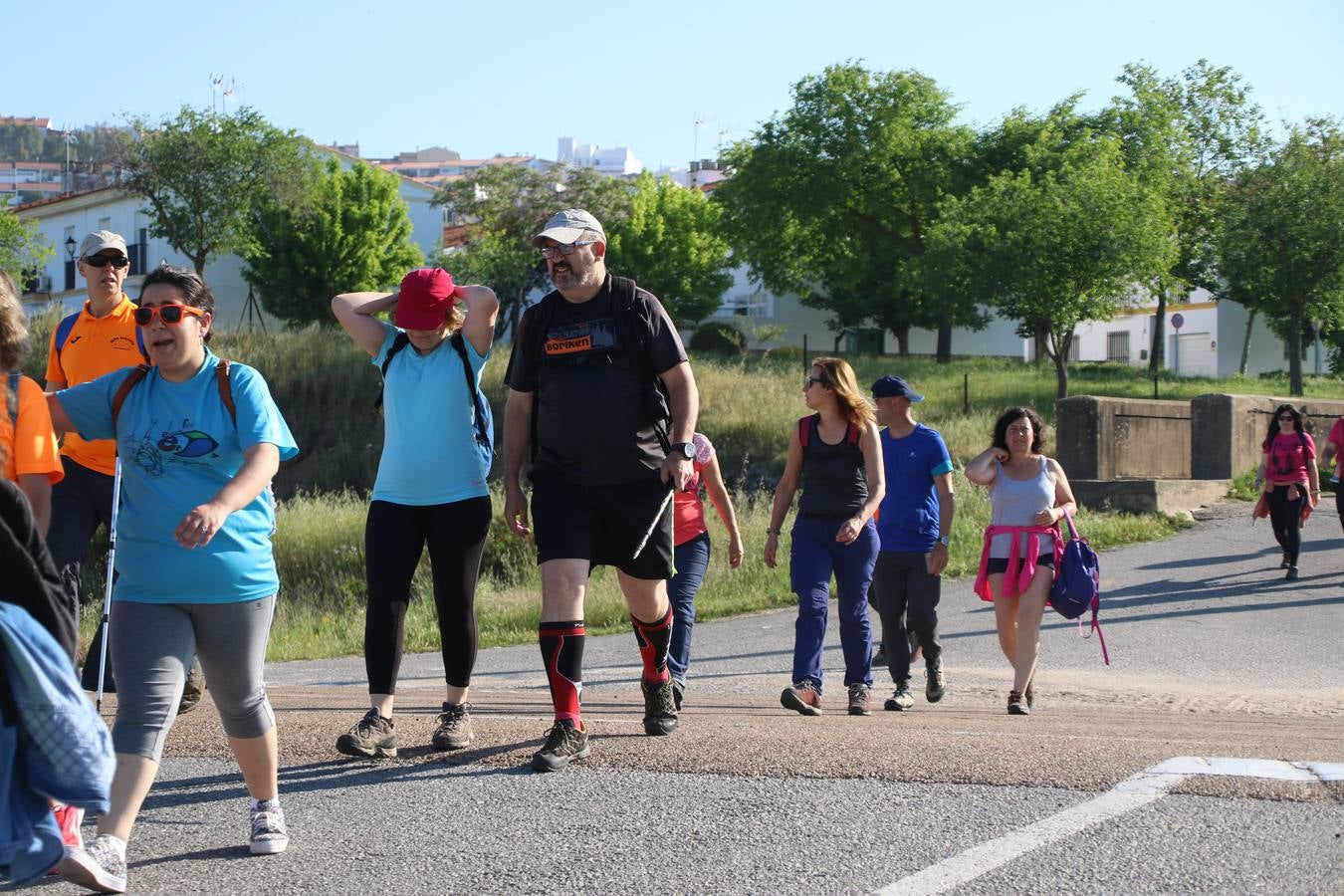 Más de 480 personas han disfrutado, esta mañana, de una nueva edición de la 'Ruta Templaria', organizada por la Asociación Grupo Senderista Jerezano 'Las Chorreras' con el apoyo del Ayuntamiento de Jerez, el Programa de Dinamización Deportiva de la Mancomunidad Sierra Suroeste, 'Euexia Rural' y el patrocinio de diferentes casas comerciales de la localidad. Jerez de los Caballeros y su entorno han vuelto a ser protagonistas de una ruta que, este año, ha contado con un nuevo recorrido entre las cuencas de los arroyos Benferre y Casabayas. La jornada ha comenzado en el Parque de Santa Lucía y ha finalizado en la Plaza de la Alcazaba con una paella y la actuación musical de 'Dale al Play'.