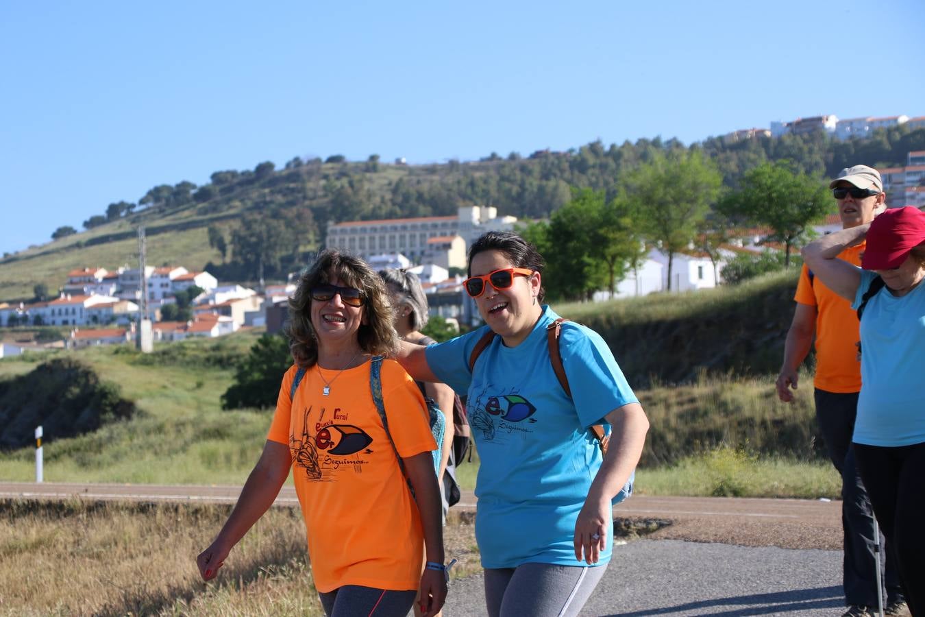 Más de 480 personas han disfrutado, esta mañana, de una nueva edición de la 'Ruta Templaria', organizada por la Asociación Grupo Senderista Jerezano 'Las Chorreras' con el apoyo del Ayuntamiento de Jerez, el Programa de Dinamización Deportiva de la Mancomunidad Sierra Suroeste, 'Euexia Rural' y el patrocinio de diferentes casas comerciales de la localidad. Jerez de los Caballeros y su entorno han vuelto a ser protagonistas de una ruta que, este año, ha contado con un nuevo recorrido entre las cuencas de los arroyos Benferre y Casabayas. La jornada ha comenzado en el Parque de Santa Lucía y ha finalizado en la Plaza de la Alcazaba con una paella y la actuación musical de 'Dale al Play'.