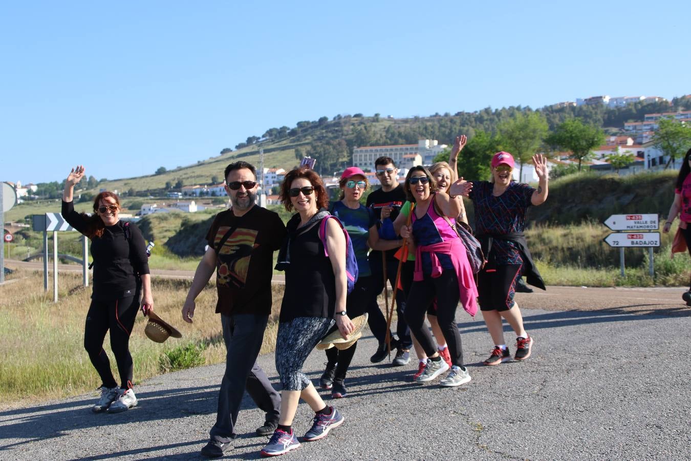Más de 480 personas han disfrutado, esta mañana, de una nueva edición de la 'Ruta Templaria', organizada por la Asociación Grupo Senderista Jerezano 'Las Chorreras' con el apoyo del Ayuntamiento de Jerez, el Programa de Dinamización Deportiva de la Mancomunidad Sierra Suroeste, 'Euexia Rural' y el patrocinio de diferentes casas comerciales de la localidad. Jerez de los Caballeros y su entorno han vuelto a ser protagonistas de una ruta que, este año, ha contado con un nuevo recorrido entre las cuencas de los arroyos Benferre y Casabayas. La jornada ha comenzado en el Parque de Santa Lucía y ha finalizado en la Plaza de la Alcazaba con una paella y la actuación musical de 'Dale al Play'.