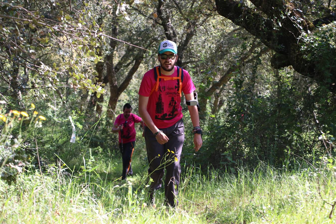 Más de 480 personas han disfrutado, esta mañana, de una nueva edición de la 'Ruta Templaria', organizada por la Asociación Grupo Senderista Jerezano 'Las Chorreras' con el apoyo del Ayuntamiento de Jerez, el Programa de Dinamización Deportiva de la Mancomunidad Sierra Suroeste, 'Euexia Rural' y el patrocinio de diferentes casas comerciales de la localidad. Jerez de los Caballeros y su entorno han vuelto a ser protagonistas de una ruta que, este año, ha contado con un nuevo recorrido entre las cuencas de los arroyos Benferre y Casabayas. La jornada ha comenzado en el Parque de Santa Lucía y ha finalizado en la Plaza de la Alcazaba con una paella y la actuación musical de 'Dale al Play'.