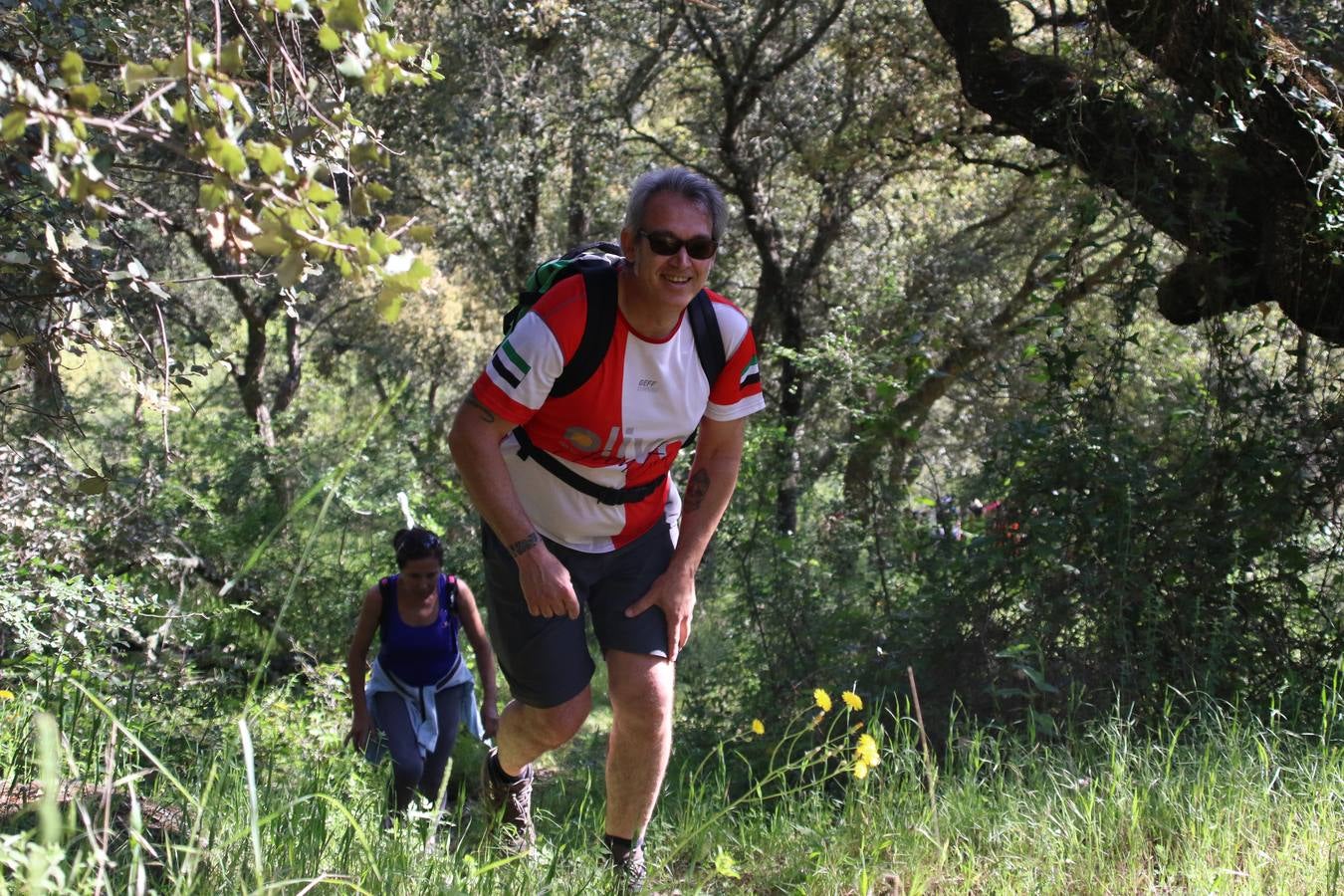 Más de 480 personas han disfrutado, esta mañana, de una nueva edición de la 'Ruta Templaria', organizada por la Asociación Grupo Senderista Jerezano 'Las Chorreras' con el apoyo del Ayuntamiento de Jerez, el Programa de Dinamización Deportiva de la Mancomunidad Sierra Suroeste, 'Euexia Rural' y el patrocinio de diferentes casas comerciales de la localidad. Jerez de los Caballeros y su entorno han vuelto a ser protagonistas de una ruta que, este año, ha contado con un nuevo recorrido entre las cuencas de los arroyos Benferre y Casabayas. La jornada ha comenzado en el Parque de Santa Lucía y ha finalizado en la Plaza de la Alcazaba con una paella y la actuación musical de 'Dale al Play'.