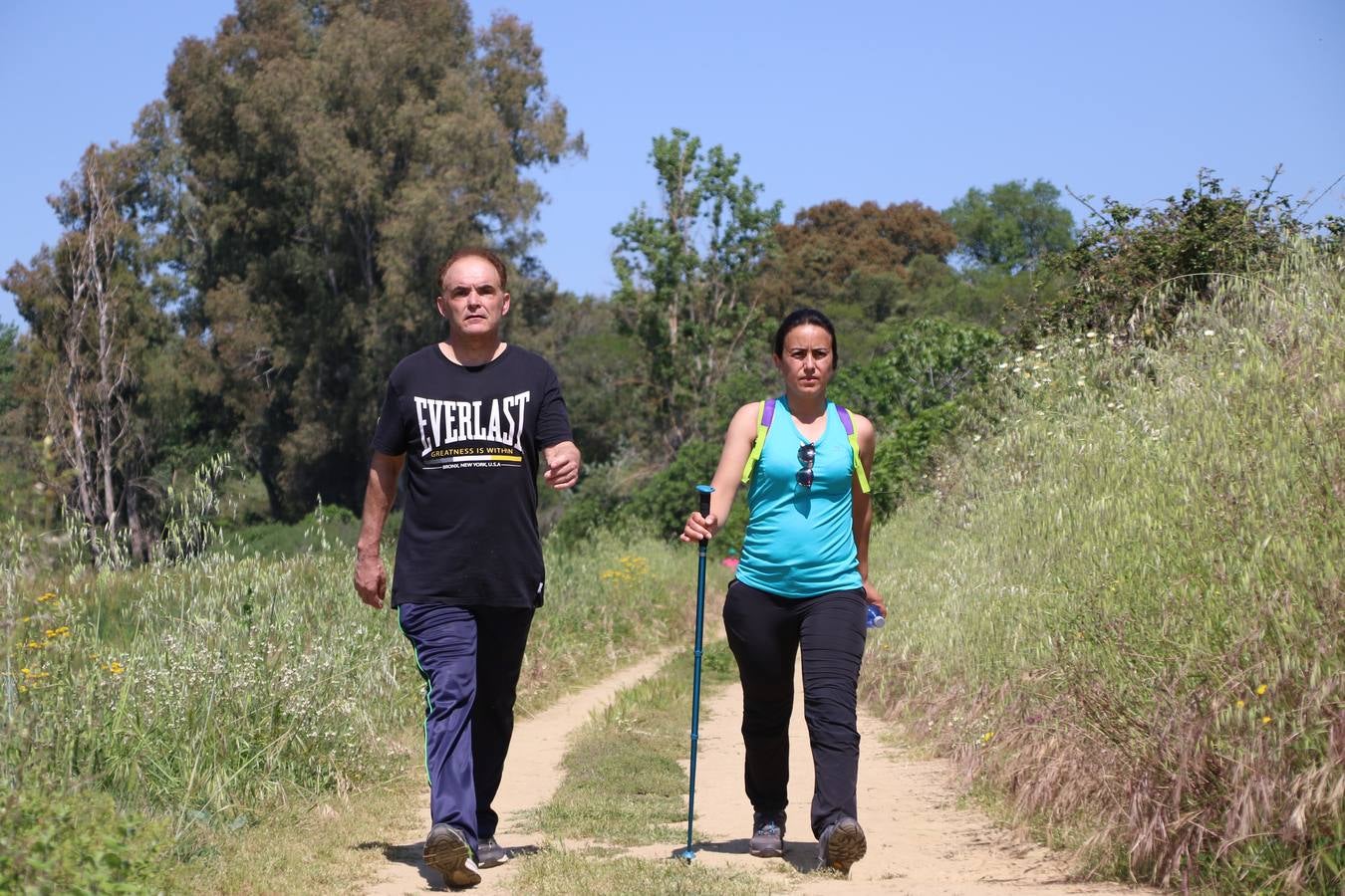Más de 480 personas han disfrutado, esta mañana, de una nueva edición de la 'Ruta Templaria', organizada por la Asociación Grupo Senderista Jerezano 'Las Chorreras' con el apoyo del Ayuntamiento de Jerez, el Programa de Dinamización Deportiva de la Mancomunidad Sierra Suroeste, 'Euexia Rural' y el patrocinio de diferentes casas comerciales de la localidad. Jerez de los Caballeros y su entorno han vuelto a ser protagonistas de una ruta que, este año, ha contado con un nuevo recorrido entre las cuencas de los arroyos Benferre y Casabayas. La jornada ha comenzado en el Parque de Santa Lucía y ha finalizado en la Plaza de la Alcazaba con una paella y la actuación musical de 'Dale al Play'.