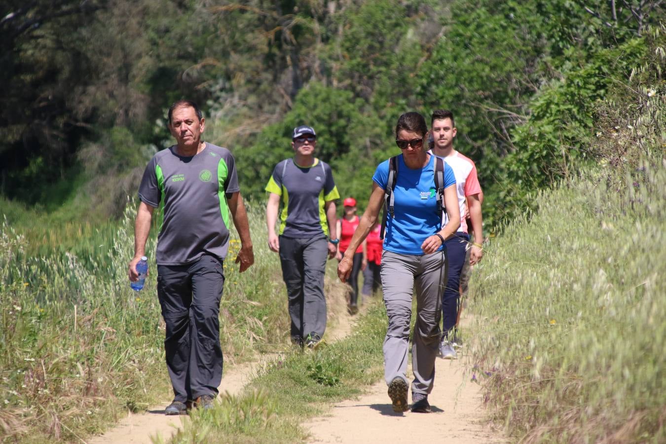 Más de 480 personas han disfrutado, esta mañana, de una nueva edición de la 'Ruta Templaria', organizada por la Asociación Grupo Senderista Jerezano 'Las Chorreras' con el apoyo del Ayuntamiento de Jerez, el Programa de Dinamización Deportiva de la Mancomunidad Sierra Suroeste, 'Euexia Rural' y el patrocinio de diferentes casas comerciales de la localidad. Jerez de los Caballeros y su entorno han vuelto a ser protagonistas de una ruta que, este año, ha contado con un nuevo recorrido entre las cuencas de los arroyos Benferre y Casabayas. La jornada ha comenzado en el Parque de Santa Lucía y ha finalizado en la Plaza de la Alcazaba con una paella y la actuación musical de 'Dale al Play'.