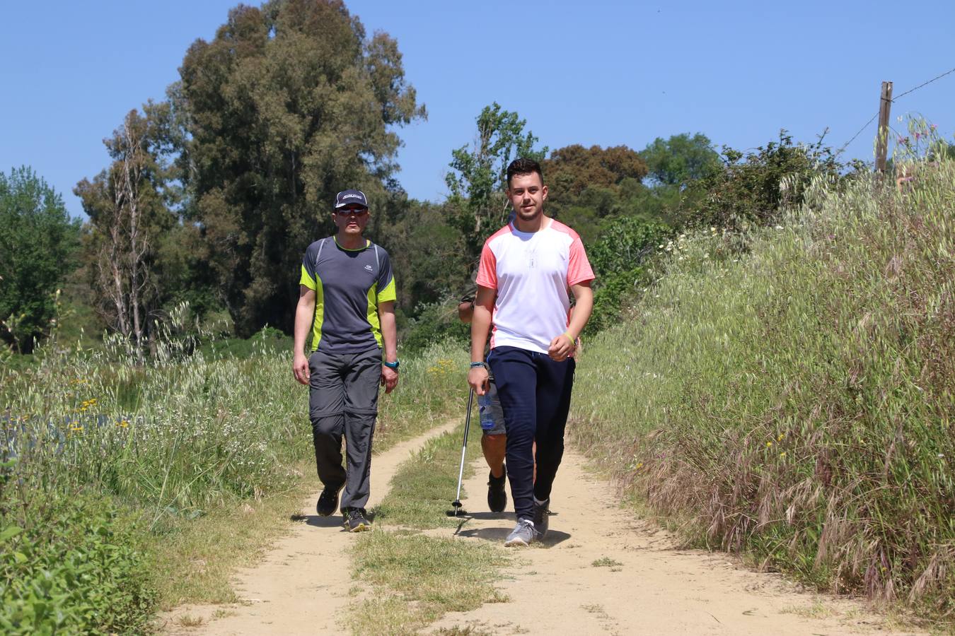Más de 480 personas han disfrutado, esta mañana, de una nueva edición de la 'Ruta Templaria', organizada por la Asociación Grupo Senderista Jerezano 'Las Chorreras' con el apoyo del Ayuntamiento de Jerez, el Programa de Dinamización Deportiva de la Mancomunidad Sierra Suroeste, 'Euexia Rural' y el patrocinio de diferentes casas comerciales de la localidad. Jerez de los Caballeros y su entorno han vuelto a ser protagonistas de una ruta que, este año, ha contado con un nuevo recorrido entre las cuencas de los arroyos Benferre y Casabayas. La jornada ha comenzado en el Parque de Santa Lucía y ha finalizado en la Plaza de la Alcazaba con una paella y la actuación musical de 'Dale al Play'.