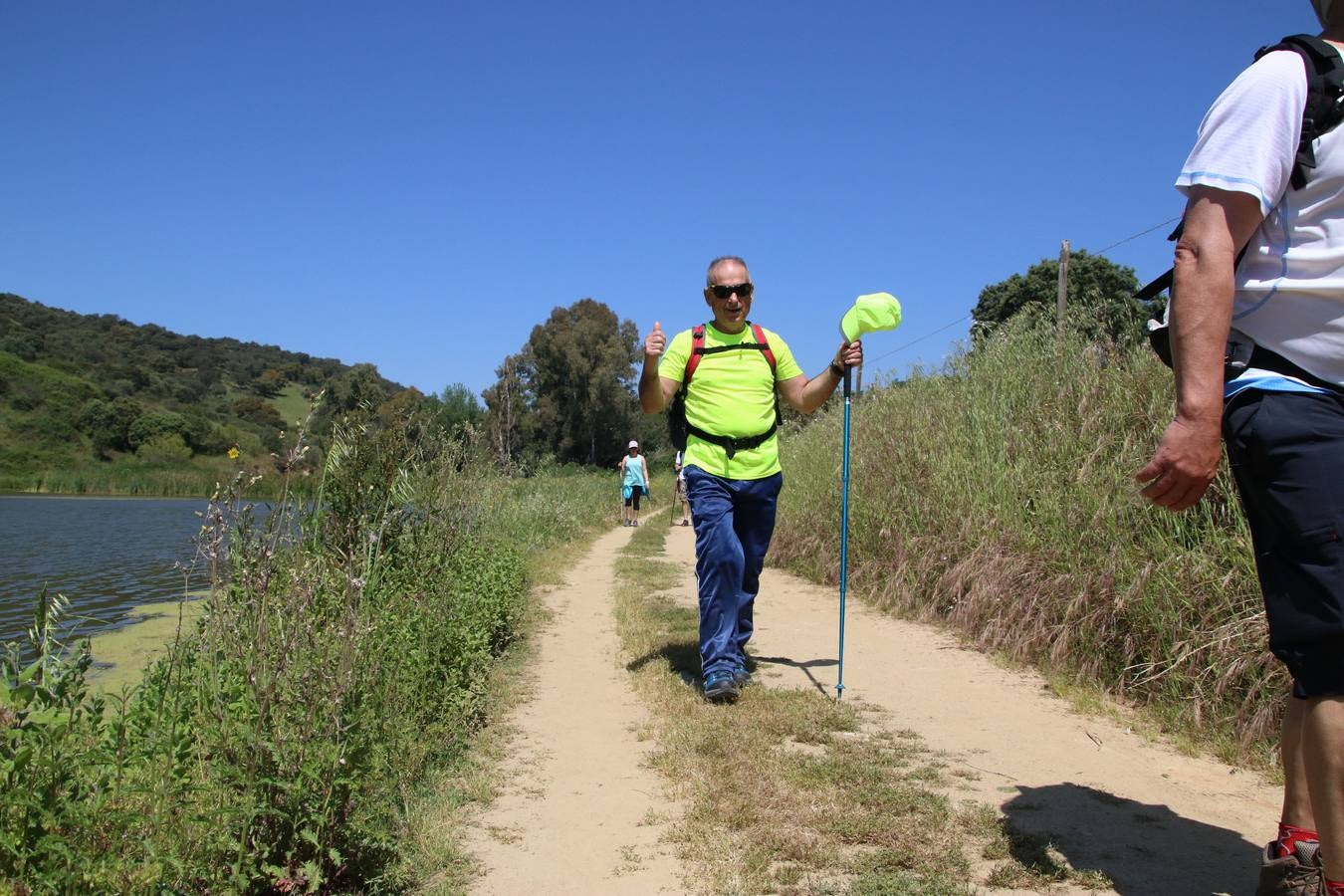 Más de 480 personas han disfrutado, esta mañana, de una nueva edición de la 'Ruta Templaria', organizada por la Asociación Grupo Senderista Jerezano 'Las Chorreras' con el apoyo del Ayuntamiento de Jerez, el Programa de Dinamización Deportiva de la Mancomunidad Sierra Suroeste, 'Euexia Rural' y el patrocinio de diferentes casas comerciales de la localidad. Jerez de los Caballeros y su entorno han vuelto a ser protagonistas de una ruta que, este año, ha contado con un nuevo recorrido entre las cuencas de los arroyos Benferre y Casabayas. La jornada ha comenzado en el Parque de Santa Lucía y ha finalizado en la Plaza de la Alcazaba con una paella y la actuación musical de 'Dale al Play'.