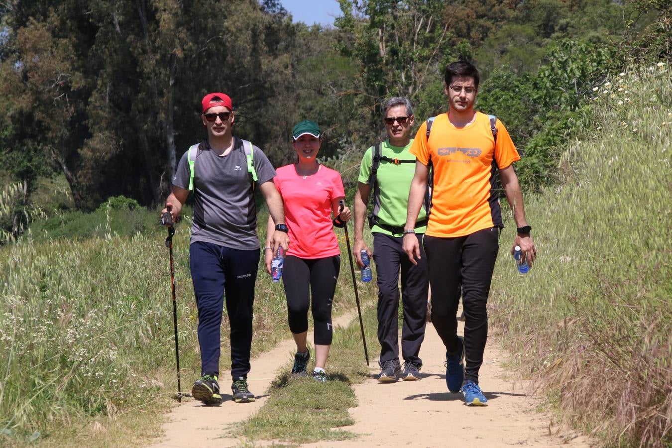 Más de 480 personas han disfrutado, esta mañana, de una nueva edición de la 'Ruta Templaria', organizada por la Asociación Grupo Senderista Jerezano 'Las Chorreras' con el apoyo del Ayuntamiento de Jerez, el Programa de Dinamización Deportiva de la Mancomunidad Sierra Suroeste, 'Euexia Rural' y el patrocinio de diferentes casas comerciales de la localidad. Jerez de los Caballeros y su entorno han vuelto a ser protagonistas de una ruta que, este año, ha contado con un nuevo recorrido entre las cuencas de los arroyos Benferre y Casabayas. La jornada ha comenzado en el Parque de Santa Lucía y ha finalizado en la Plaza de la Alcazaba con una paella y la actuación musical de 'Dale al Play'.