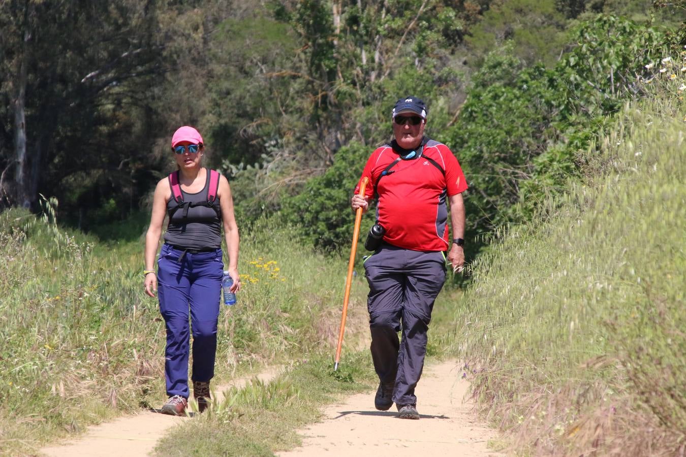 Más de 480 personas han disfrutado, esta mañana, de una nueva edición de la 'Ruta Templaria', organizada por la Asociación Grupo Senderista Jerezano 'Las Chorreras' con el apoyo del Ayuntamiento de Jerez, el Programa de Dinamización Deportiva de la Mancomunidad Sierra Suroeste, 'Euexia Rural' y el patrocinio de diferentes casas comerciales de la localidad. Jerez de los Caballeros y su entorno han vuelto a ser protagonistas de una ruta que, este año, ha contado con un nuevo recorrido entre las cuencas de los arroyos Benferre y Casabayas. La jornada ha comenzado en el Parque de Santa Lucía y ha finalizado en la Plaza de la Alcazaba con una paella y la actuación musical de 'Dale al Play'.