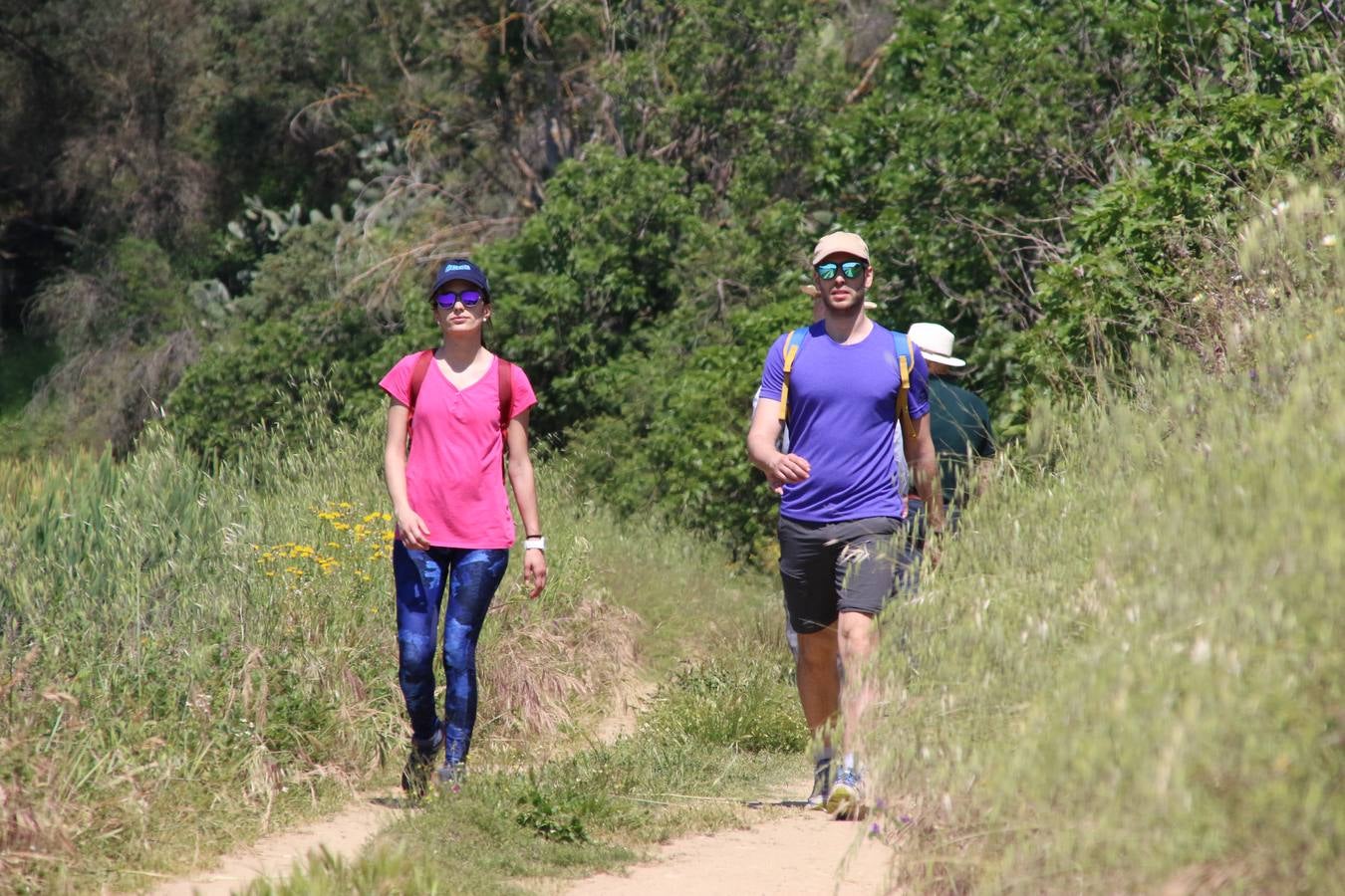 Más de 480 personas han disfrutado, esta mañana, de una nueva edición de la 'Ruta Templaria', organizada por la Asociación Grupo Senderista Jerezano 'Las Chorreras' con el apoyo del Ayuntamiento de Jerez, el Programa de Dinamización Deportiva de la Mancomunidad Sierra Suroeste, 'Euexia Rural' y el patrocinio de diferentes casas comerciales de la localidad. Jerez de los Caballeros y su entorno han vuelto a ser protagonistas de una ruta que, este año, ha contado con un nuevo recorrido entre las cuencas de los arroyos Benferre y Casabayas. La jornada ha comenzado en el Parque de Santa Lucía y ha finalizado en la Plaza de la Alcazaba con una paella y la actuación musical de 'Dale al Play'.