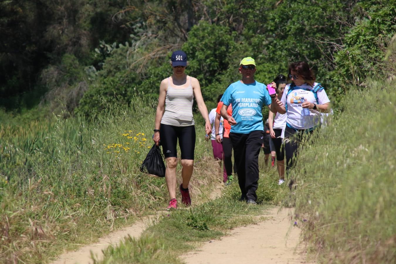 Más de 480 personas han disfrutado, esta mañana, de una nueva edición de la 'Ruta Templaria', organizada por la Asociación Grupo Senderista Jerezano 'Las Chorreras' con el apoyo del Ayuntamiento de Jerez, el Programa de Dinamización Deportiva de la Mancomunidad Sierra Suroeste, 'Euexia Rural' y el patrocinio de diferentes casas comerciales de la localidad. Jerez de los Caballeros y su entorno han vuelto a ser protagonistas de una ruta que, este año, ha contado con un nuevo recorrido entre las cuencas de los arroyos Benferre y Casabayas. La jornada ha comenzado en el Parque de Santa Lucía y ha finalizado en la Plaza de la Alcazaba con una paella y la actuación musical de 'Dale al Play'.