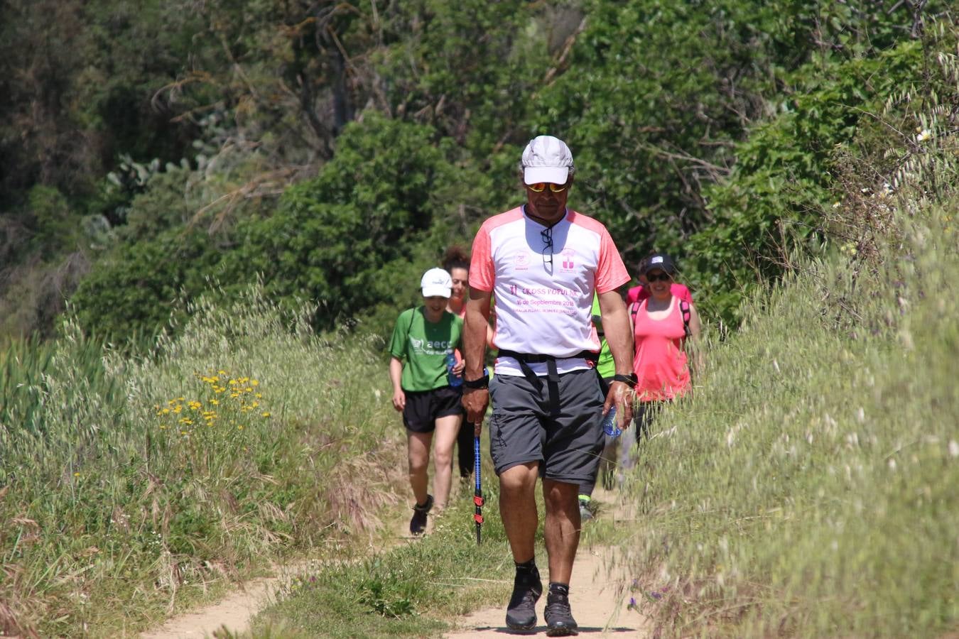 Más de 480 personas han disfrutado, esta mañana, de una nueva edición de la 'Ruta Templaria', organizada por la Asociación Grupo Senderista Jerezano 'Las Chorreras' con el apoyo del Ayuntamiento de Jerez, el Programa de Dinamización Deportiva de la Mancomunidad Sierra Suroeste, 'Euexia Rural' y el patrocinio de diferentes casas comerciales de la localidad. Jerez de los Caballeros y su entorno han vuelto a ser protagonistas de una ruta que, este año, ha contado con un nuevo recorrido entre las cuencas de los arroyos Benferre y Casabayas. La jornada ha comenzado en el Parque de Santa Lucía y ha finalizado en la Plaza de la Alcazaba con una paella y la actuación musical de 'Dale al Play'.