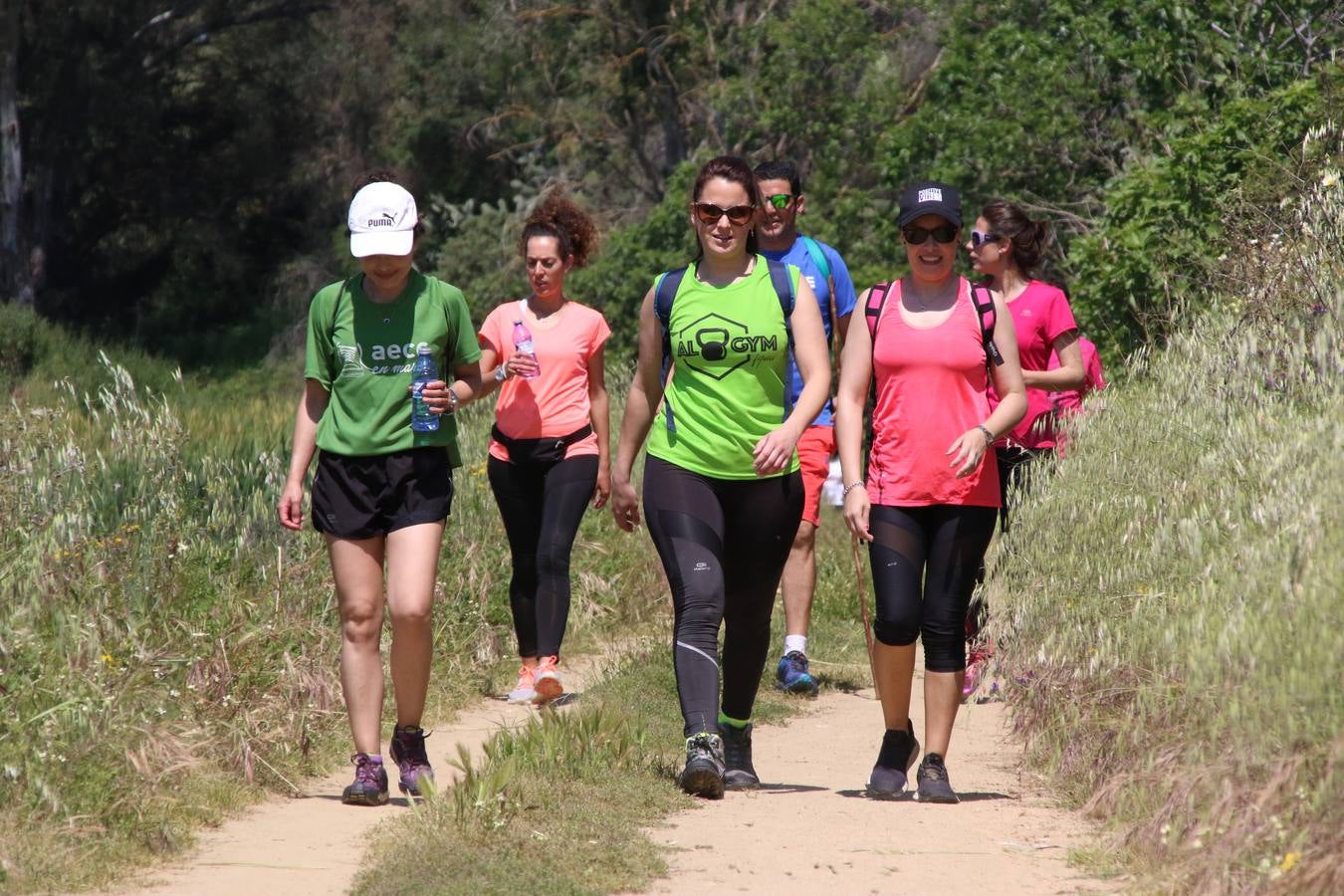 Más de 480 personas han disfrutado, esta mañana, de una nueva edición de la 'Ruta Templaria', organizada por la Asociación Grupo Senderista Jerezano 'Las Chorreras' con el apoyo del Ayuntamiento de Jerez, el Programa de Dinamización Deportiva de la Mancomunidad Sierra Suroeste, 'Euexia Rural' y el patrocinio de diferentes casas comerciales de la localidad. Jerez de los Caballeros y su entorno han vuelto a ser protagonistas de una ruta que, este año, ha contado con un nuevo recorrido entre las cuencas de los arroyos Benferre y Casabayas. La jornada ha comenzado en el Parque de Santa Lucía y ha finalizado en la Plaza de la Alcazaba con una paella y la actuación musical de 'Dale al Play'.