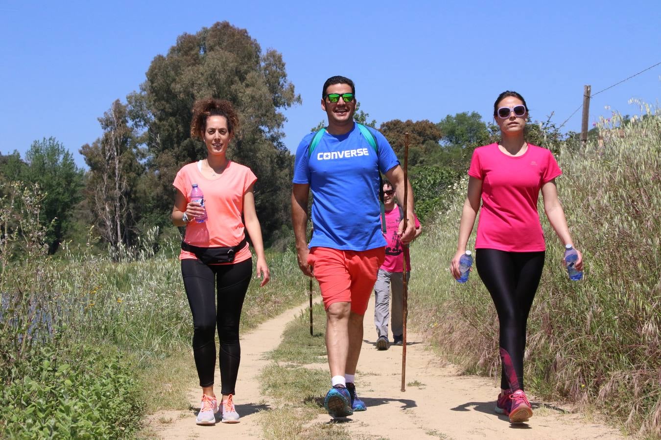 Más de 480 personas han disfrutado, esta mañana, de una nueva edición de la 'Ruta Templaria', organizada por la Asociación Grupo Senderista Jerezano 'Las Chorreras' con el apoyo del Ayuntamiento de Jerez, el Programa de Dinamización Deportiva de la Mancomunidad Sierra Suroeste, 'Euexia Rural' y el patrocinio de diferentes casas comerciales de la localidad. Jerez de los Caballeros y su entorno han vuelto a ser protagonistas de una ruta que, este año, ha contado con un nuevo recorrido entre las cuencas de los arroyos Benferre y Casabayas. La jornada ha comenzado en el Parque de Santa Lucía y ha finalizado en la Plaza de la Alcazaba con una paella y la actuación musical de 'Dale al Play'.
