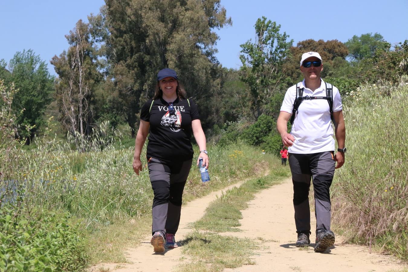 Más de 480 personas han disfrutado, esta mañana, de una nueva edición de la 'Ruta Templaria', organizada por la Asociación Grupo Senderista Jerezano 'Las Chorreras' con el apoyo del Ayuntamiento de Jerez, el Programa de Dinamización Deportiva de la Mancomunidad Sierra Suroeste, 'Euexia Rural' y el patrocinio de diferentes casas comerciales de la localidad. Jerez de los Caballeros y su entorno han vuelto a ser protagonistas de una ruta que, este año, ha contado con un nuevo recorrido entre las cuencas de los arroyos Benferre y Casabayas. La jornada ha comenzado en el Parque de Santa Lucía y ha finalizado en la Plaza de la Alcazaba con una paella y la actuación musical de 'Dale al Play'.