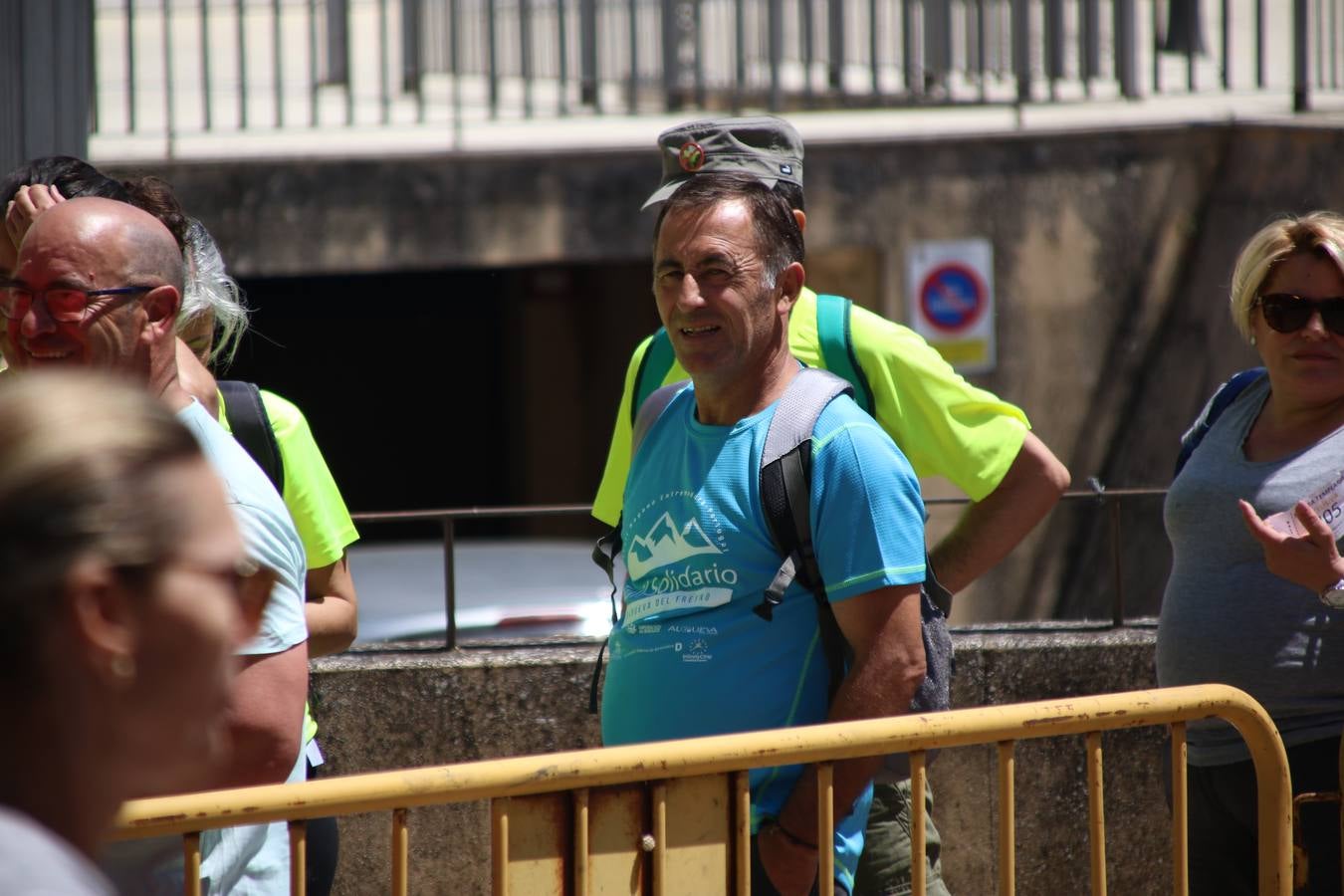 Más de 480 personas han disfrutado, esta mañana, de una nueva edición de la 'Ruta Templaria', organizada por la Asociación Grupo Senderista Jerezano 'Las Chorreras' con el apoyo del Ayuntamiento de Jerez, el Programa de Dinamización Deportiva de la Mancomunidad Sierra Suroeste, 'Euexia Rural' y el patrocinio de diferentes casas comerciales de la localidad. Jerez de los Caballeros y su entorno han vuelto a ser protagonistas de una ruta que, este año, ha contado con un nuevo recorrido entre las cuencas de los arroyos Benferre y Casabayas. La jornada ha comenzado en el Parque de Santa Lucía y ha finalizado en la Plaza de la Alcazaba con una paella y la actuación musical de 'Dale al Play'.