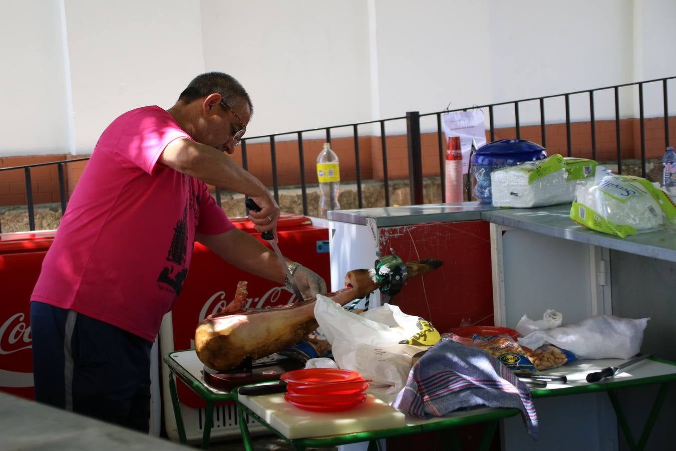 Más de 480 personas han disfrutado, esta mañana, de una nueva edición de la 'Ruta Templaria', organizada por la Asociación Grupo Senderista Jerezano 'Las Chorreras' con el apoyo del Ayuntamiento de Jerez, el Programa de Dinamización Deportiva de la Mancomunidad Sierra Suroeste, 'Euexia Rural' y el patrocinio de diferentes casas comerciales de la localidad. Jerez de los Caballeros y su entorno han vuelto a ser protagonistas de una ruta que, este año, ha contado con un nuevo recorrido entre las cuencas de los arroyos Benferre y Casabayas. La jornada ha comenzado en el Parque de Santa Lucía y ha finalizado en la Plaza de la Alcazaba con una paella y la actuación musical de 'Dale al Play'.