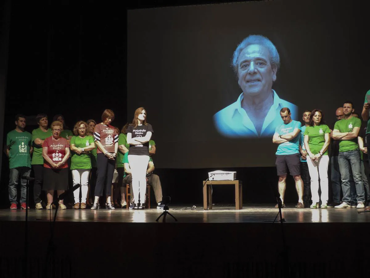 El grupo de Teatro 'Rigodón' de Jerez de los Caballeros celebra el 30º aniversario de su creación. Una amplísima trayectoria descrita en el estreno de más de una veintena de obras y plena de vivencias, anécdotas, esfuerzo e ilusiones compartidas que su director, José Manuel Baena, destaca como lo más valioso junto al orgullo de saberse protagonistas de una parte importante de la cultura de esta ciudad. Más de 200 personas han formado parte del mismo desde su creación. En la galería de imágenes: carteles y escenas de algunas de las obras que ha llevado a escena.