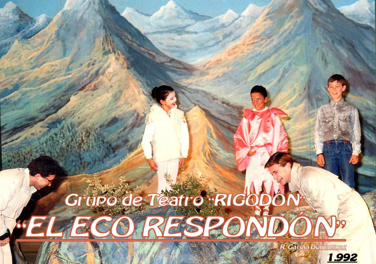 El grupo de Teatro 'Rigodón' de Jerez de los Caballeros celebra el 30º aniversario de su creación. Una amplísima trayectoria descrita en el estreno de más de una veintena de obras y plena de vivencias, anécdotas, esfuerzo e ilusiones compartidas que su director, José Manuel Baena, destaca como lo más valioso junto al orgullo de saberse protagonistas de una parte importante de la cultura de esta ciudad. Más de 200 personas han formado parte del mismo desde su creación. En la galería de imágenes: carteles y escenas de algunas de las obras que ha llevado a escena.